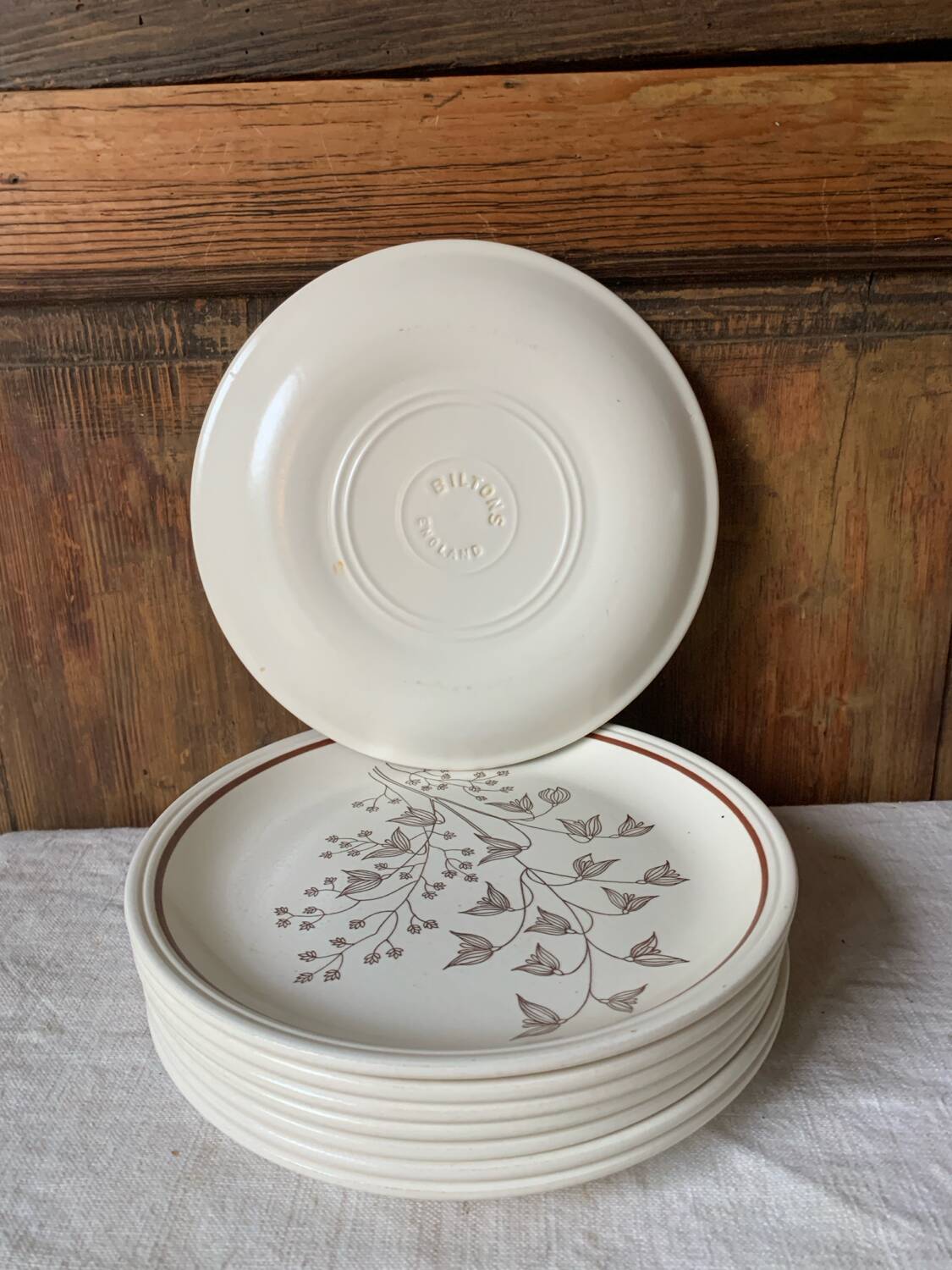 Huit assiettes à diner Biltons England