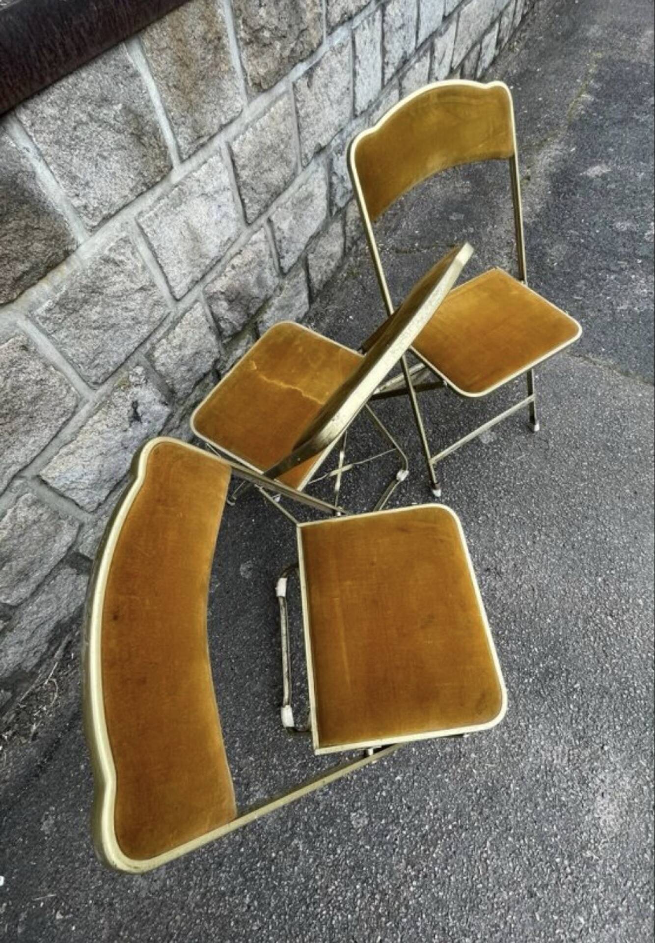3 chaises d'opéra pliantes anciennes en velours doré et laiton
