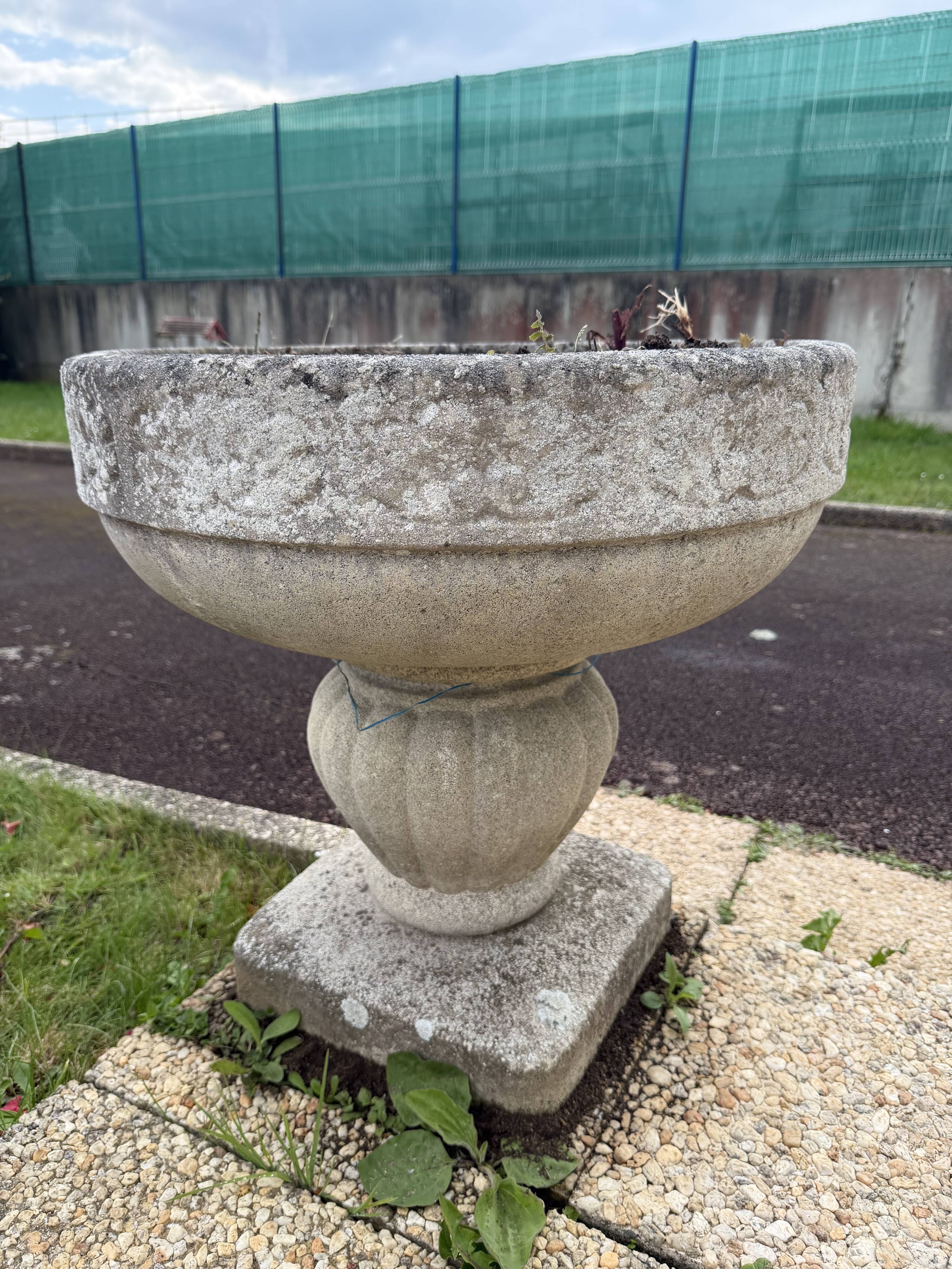 Medici planter/planter on a pedestal in reconstituted stone