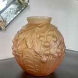 Vase à boules Art Déco français en verre moulé givré rose orangé - 1930 France