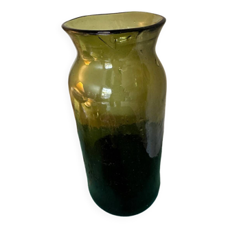 Vase en verre soufflé de couleur verte