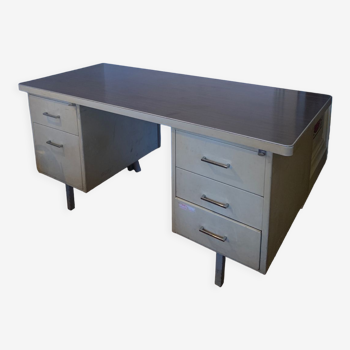 Strafor metal desk