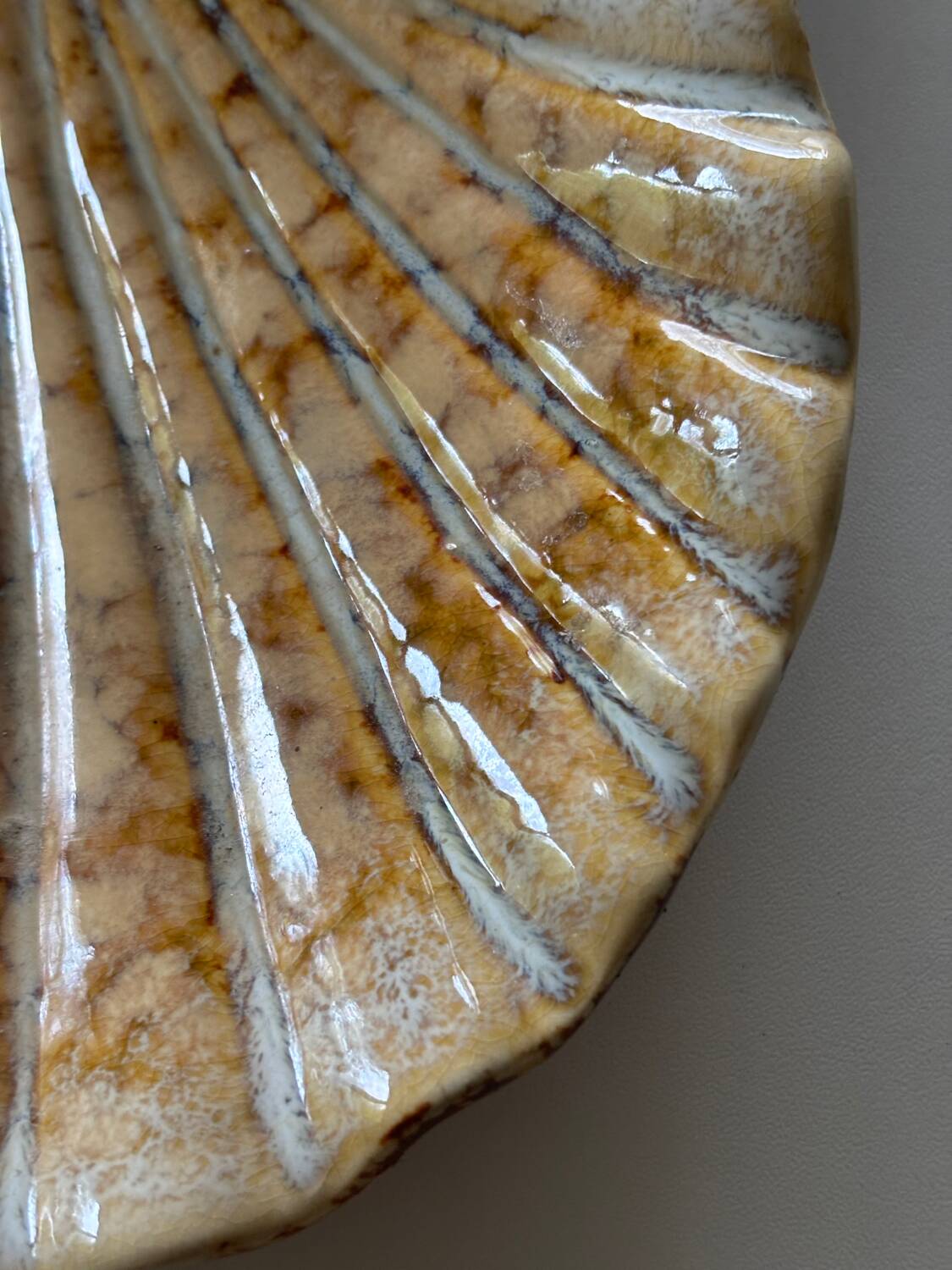 Ceramic shell-shaped trinket tray