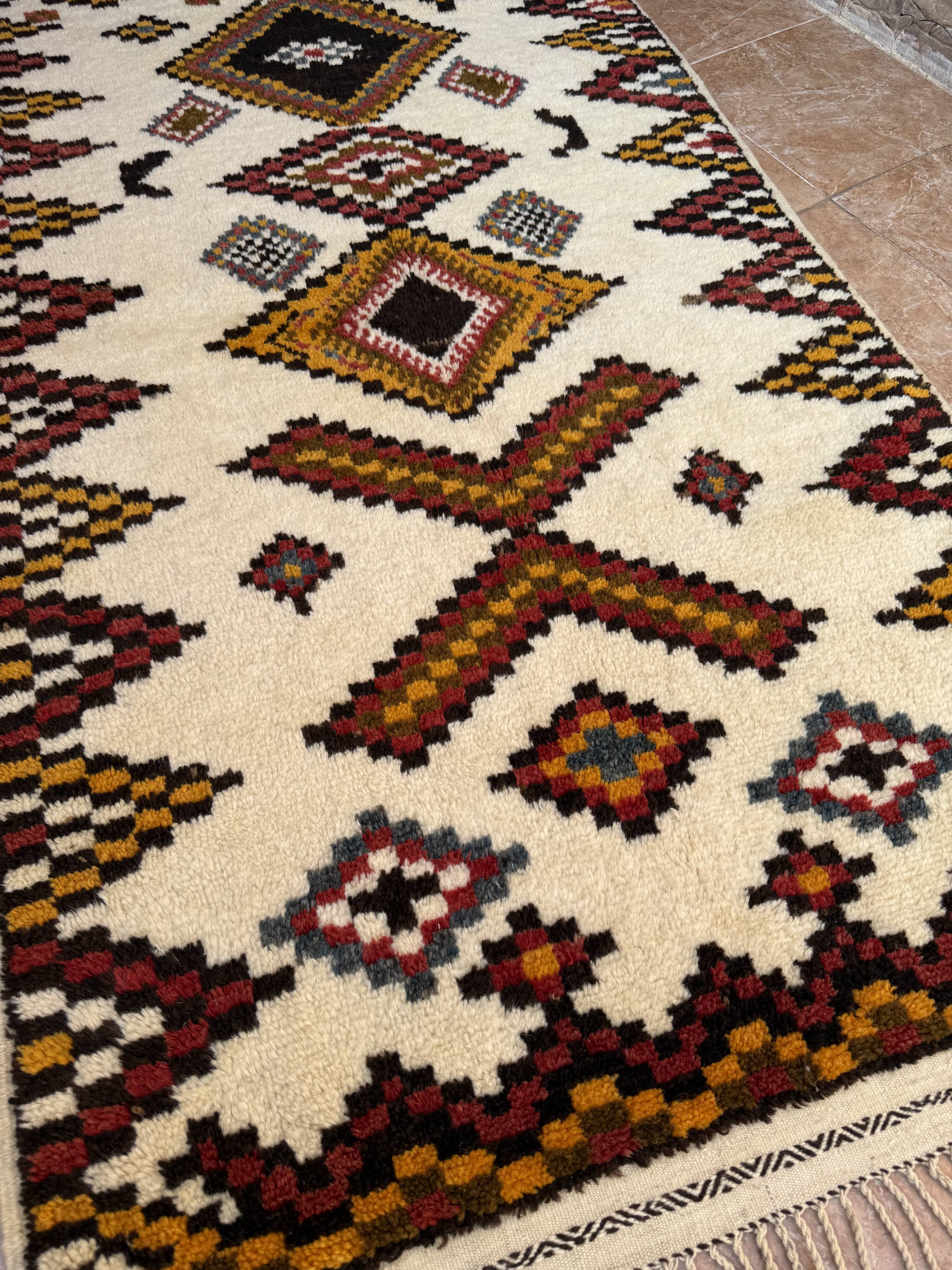 Handmade Berber rug: Moroccan wall decoration (190 cm x 108 cm)