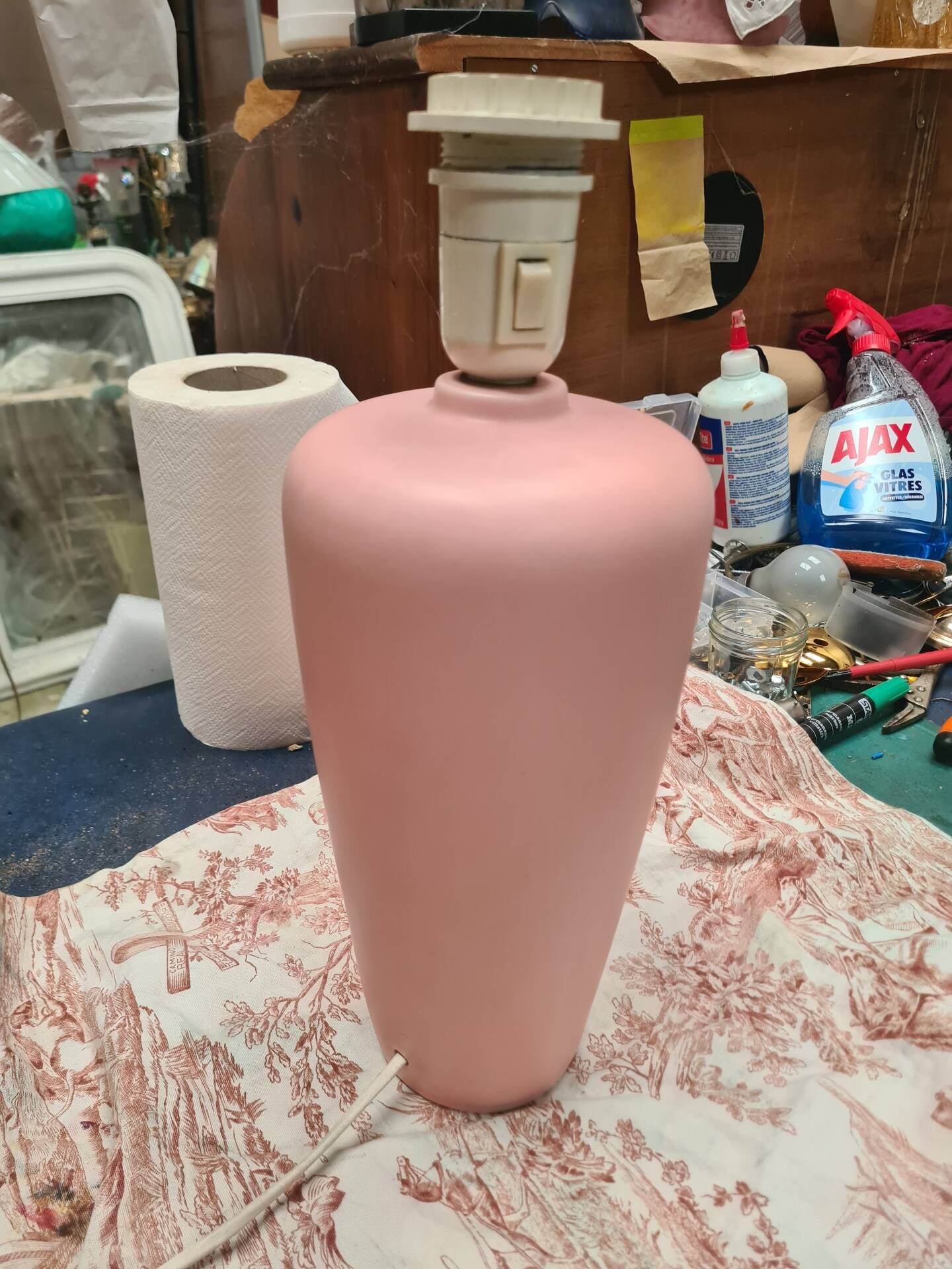 paire de lampes 1970 ceramique rose mat et abat jour blanc cassé  neuf inte