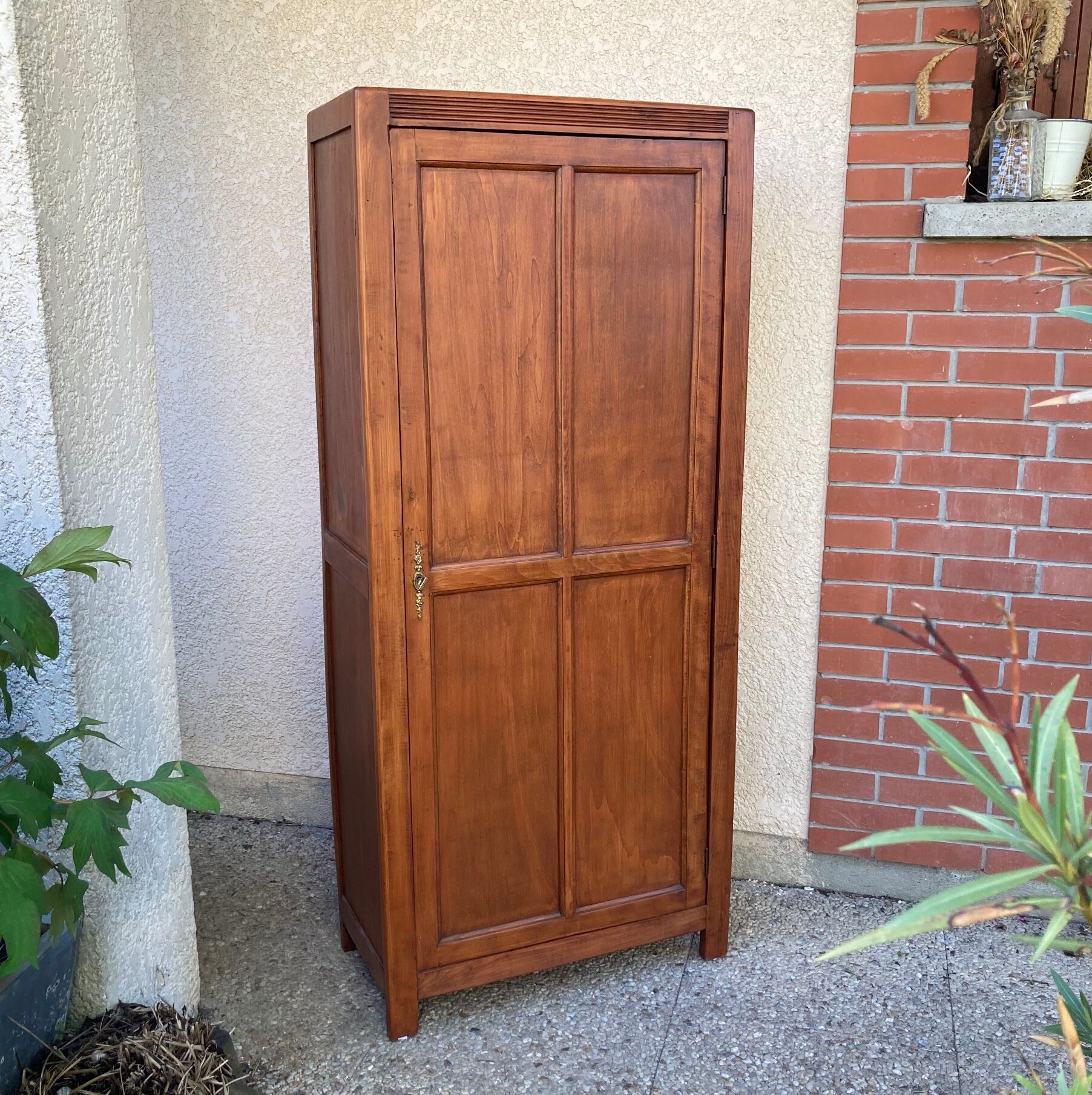 Old Parisian bonnetière