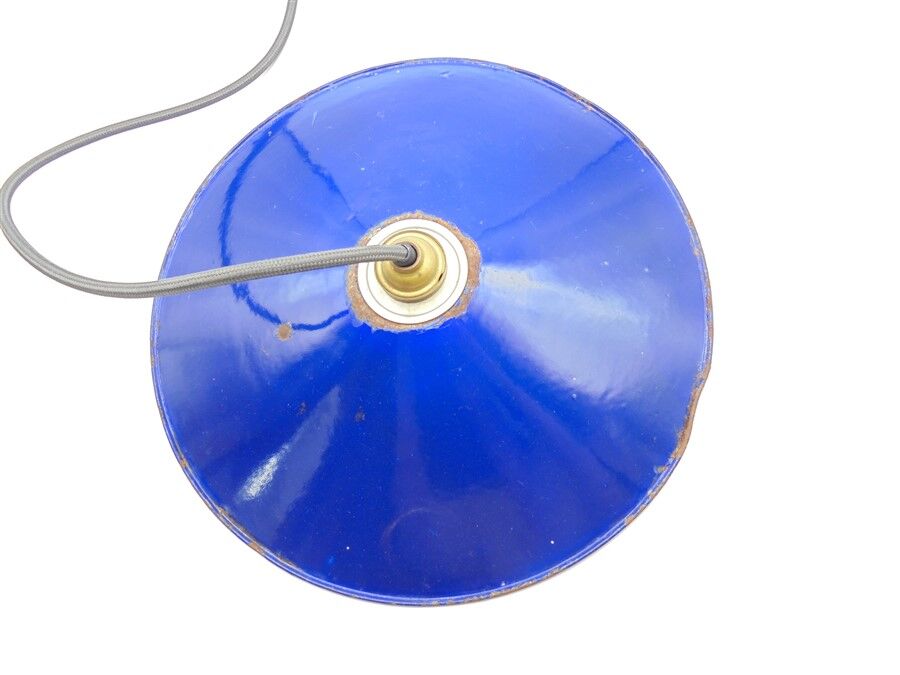 Hanging in enamelled sheet metal