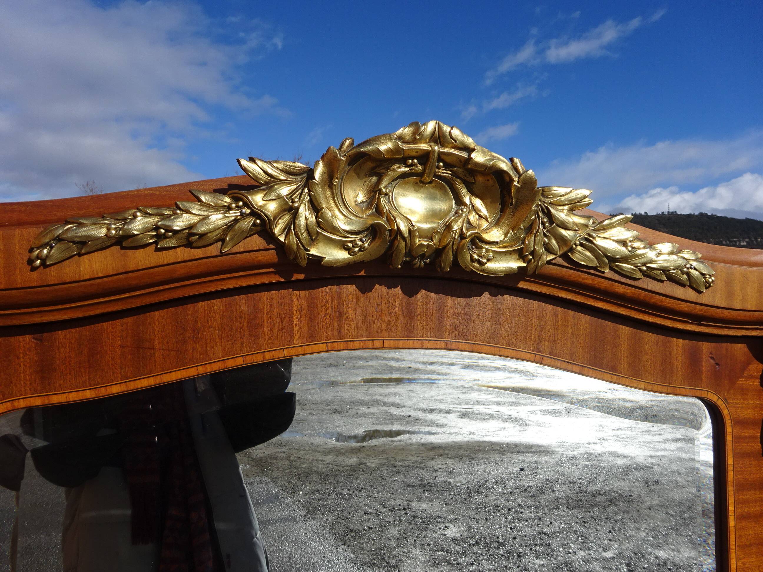 Ancienne armoire de style Louis XVI avec marqueterie et bronzes