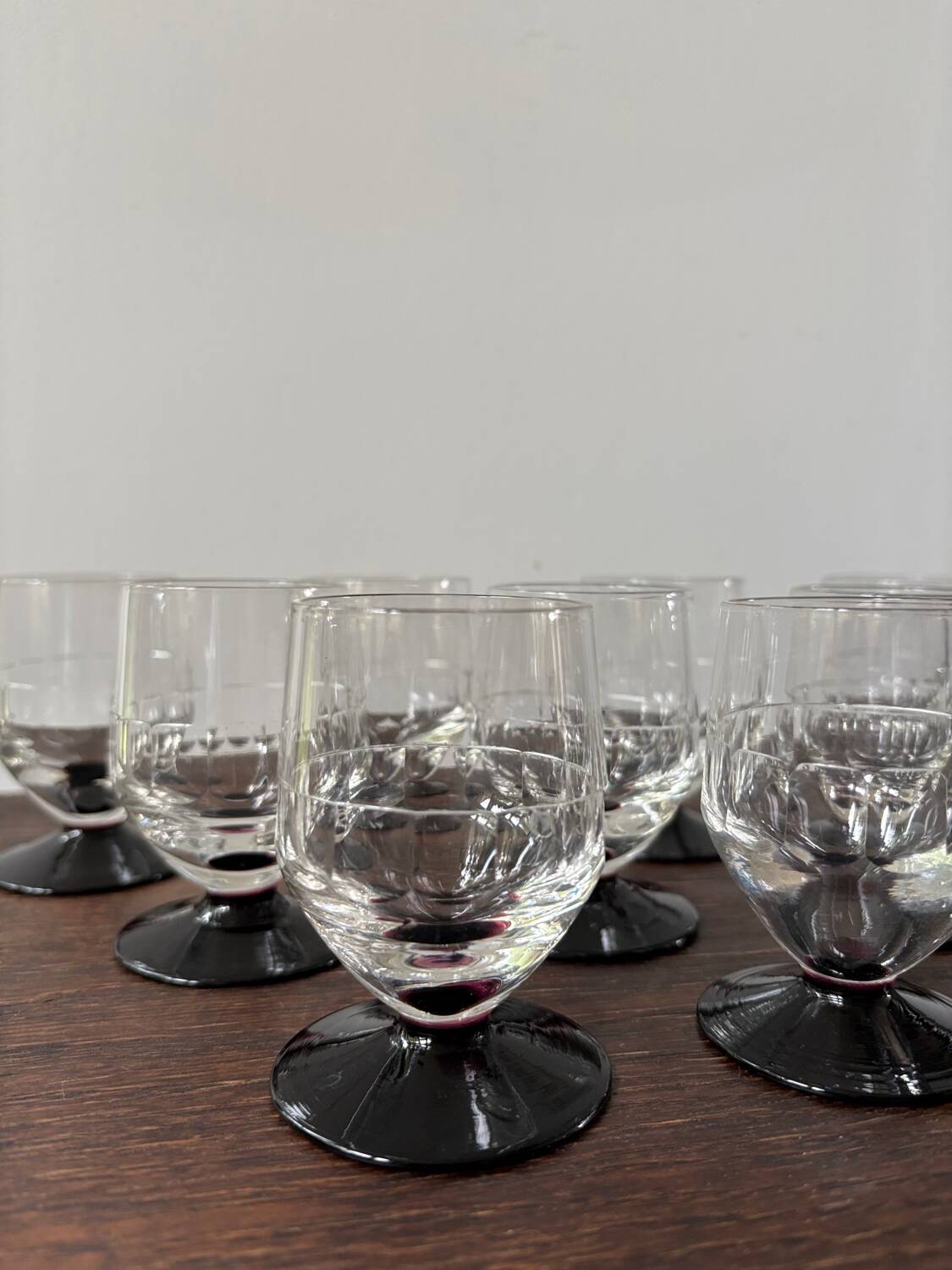 Set of 9 digestive glasses with chiseled garnet art deco feet