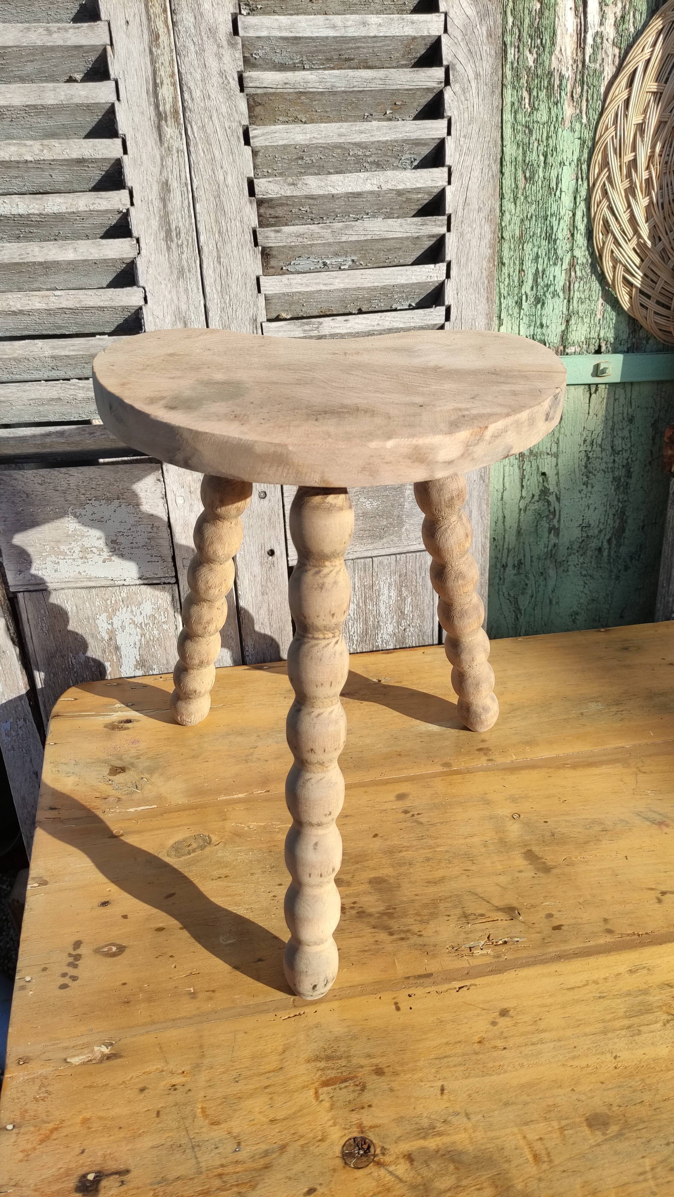 Tabouret tripode de vacher en bois brut