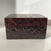 Boîte chinoise vintage de forme rectangulaire en bambou tressé et laqué