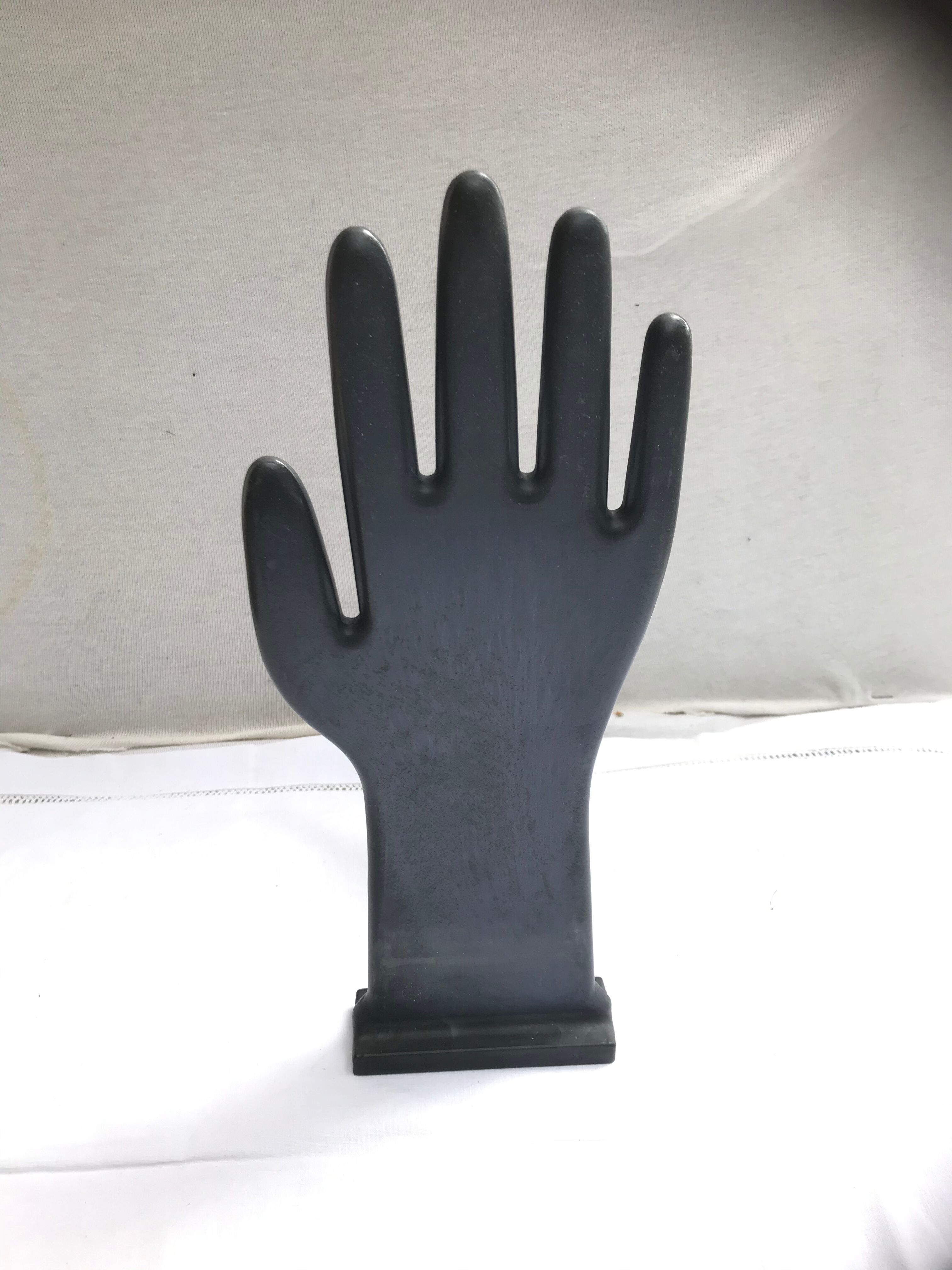 Former main gloves holders