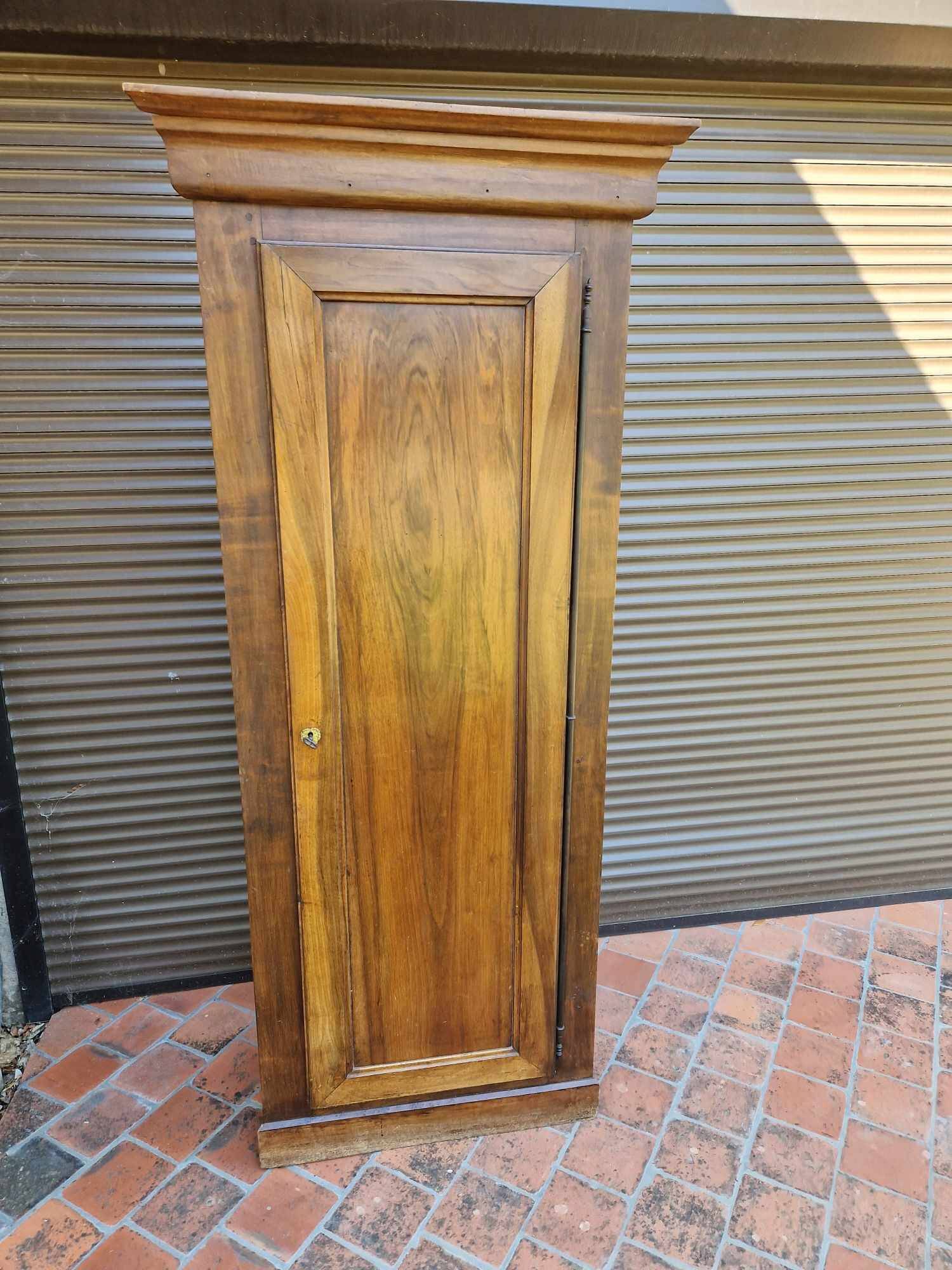 Corner or cantonal cabinet