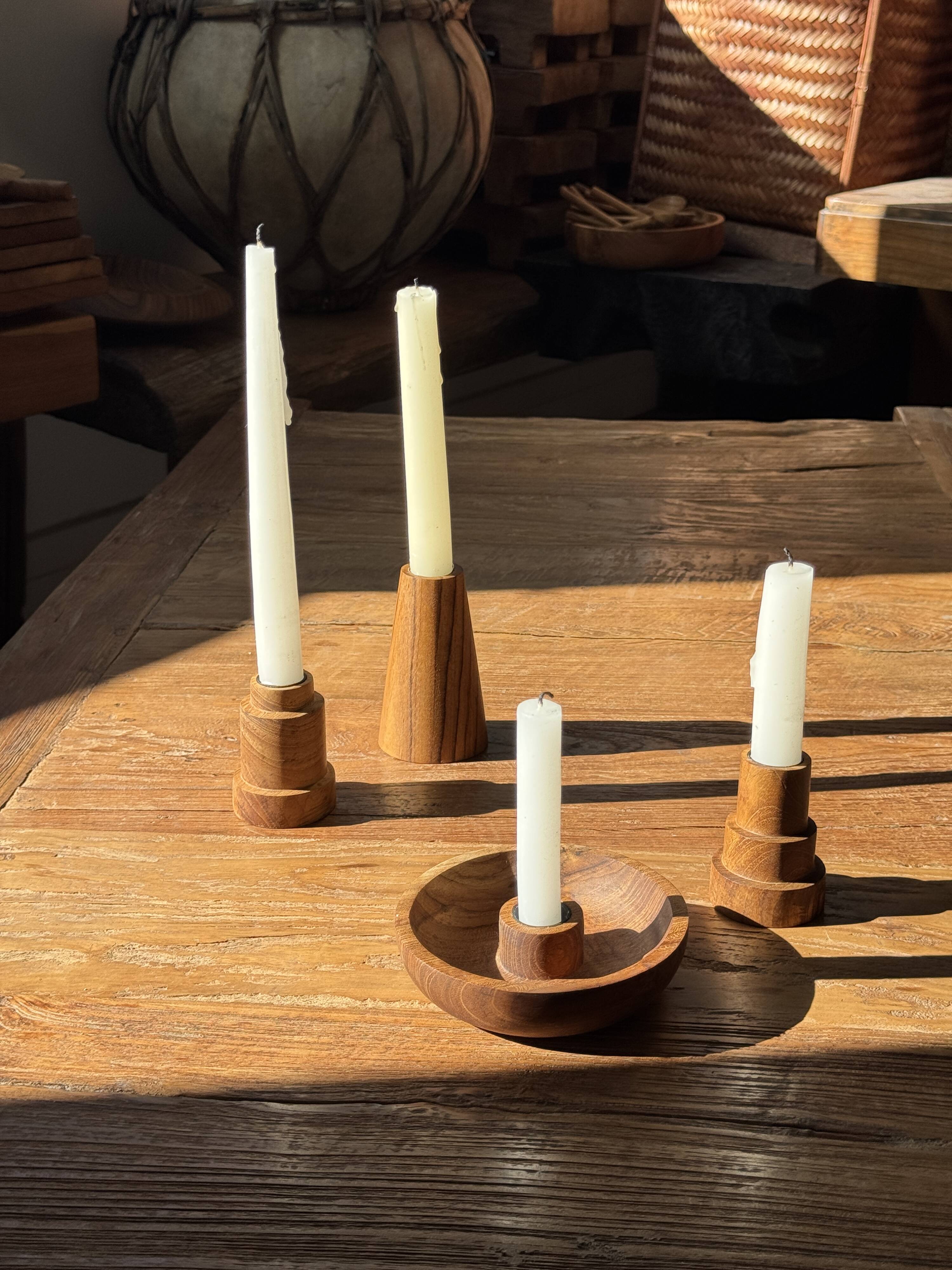 Circular teak monoxyle candlestick, pyramidal with a high central part H7 D5.