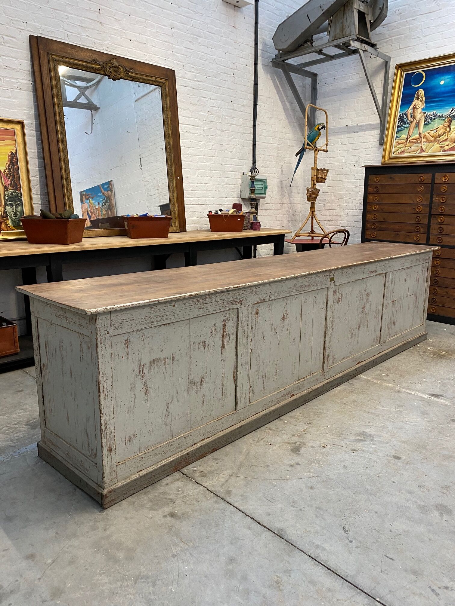 Large trading furniture