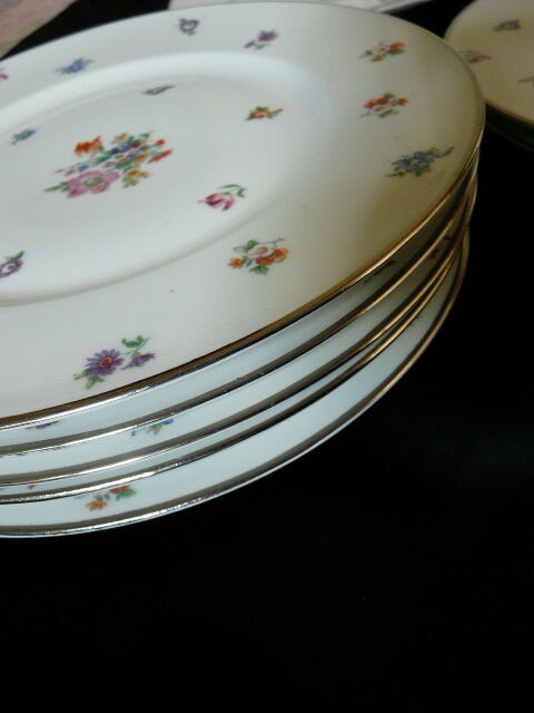 Set de 12 assiettes plates Limoges décor fleuri