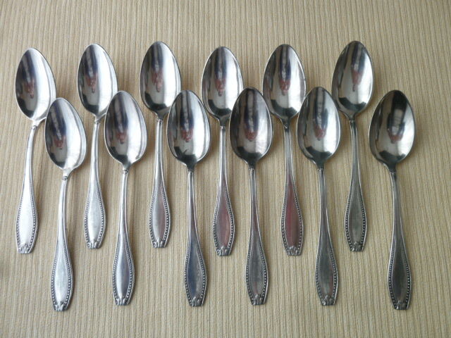 Box of 12 teaspoons in silver metal beaded decoration