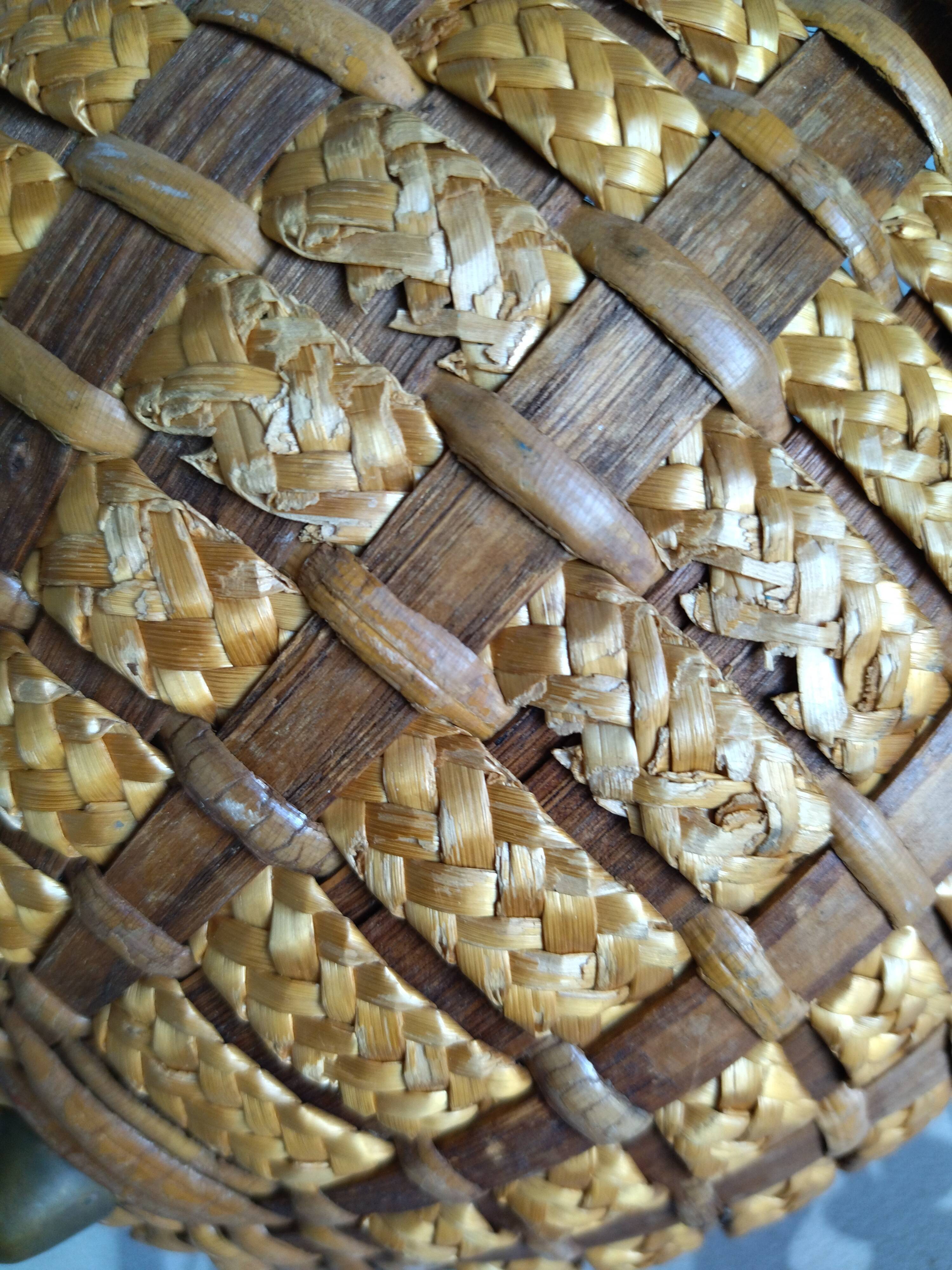 Wicker/rattan basket with handles