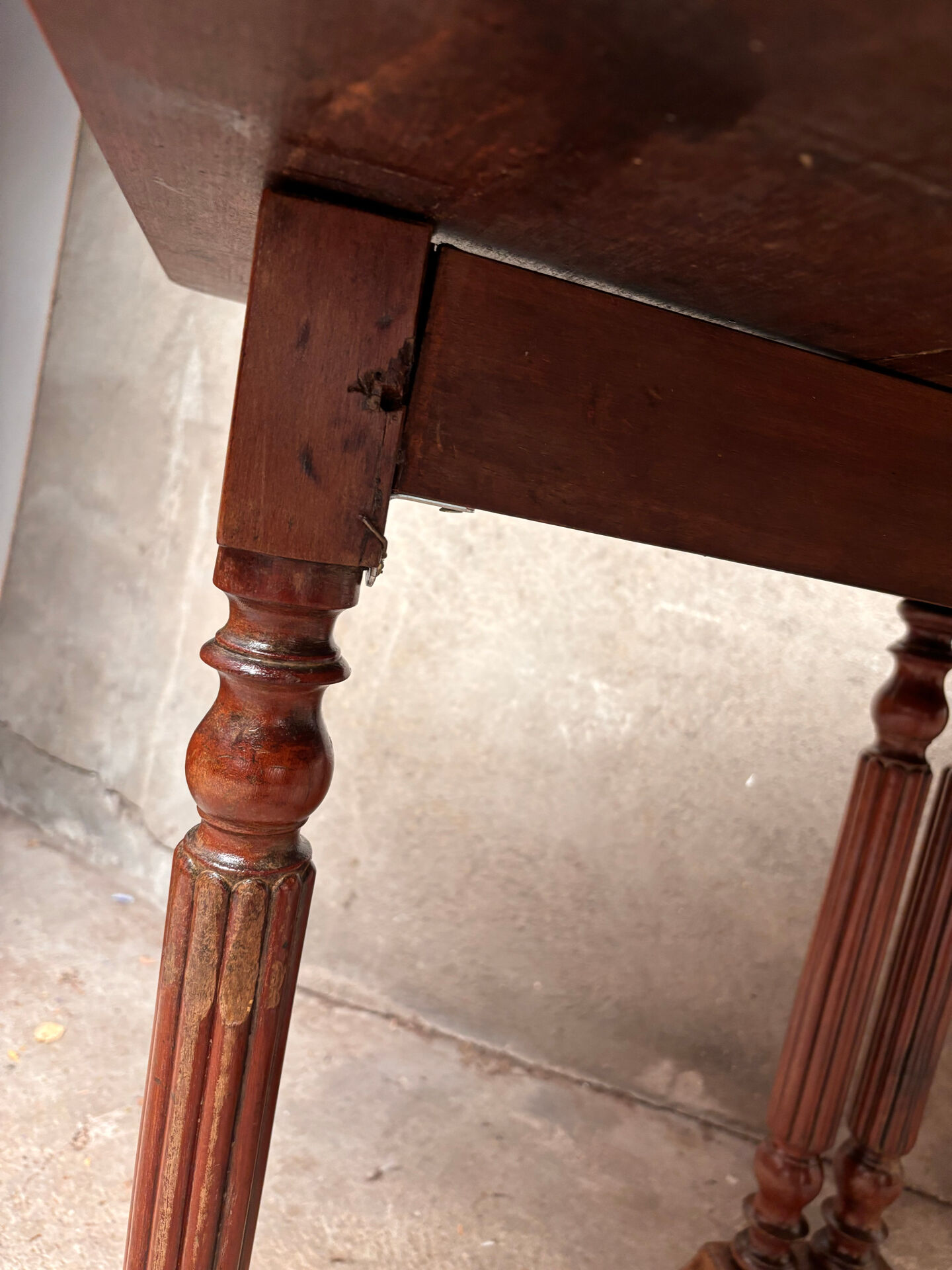 Extensible Napoleon III gateleg table