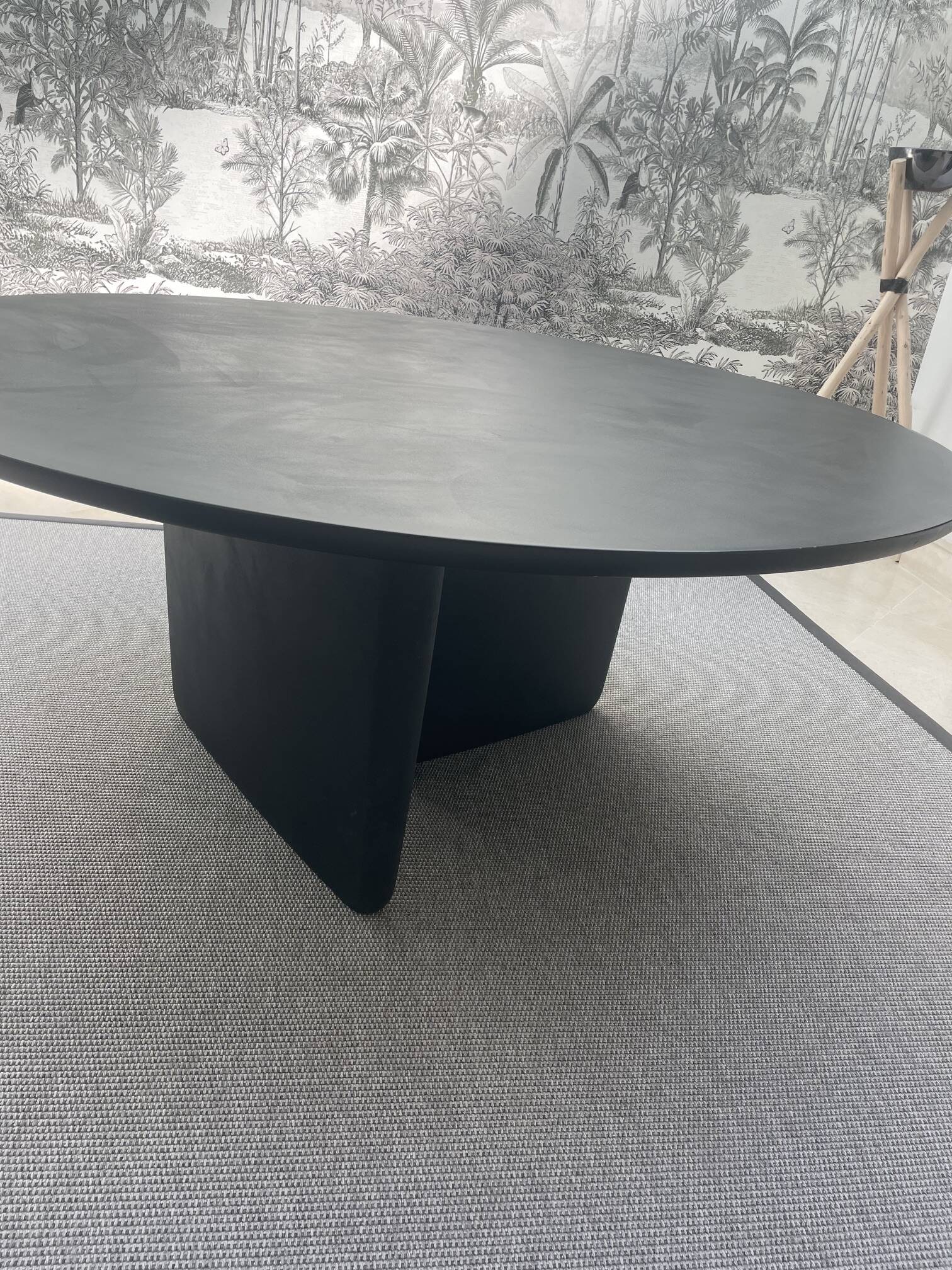 Black round table Tobi-Ishi B&B Italia design Edward Barber + Jay Osgerby