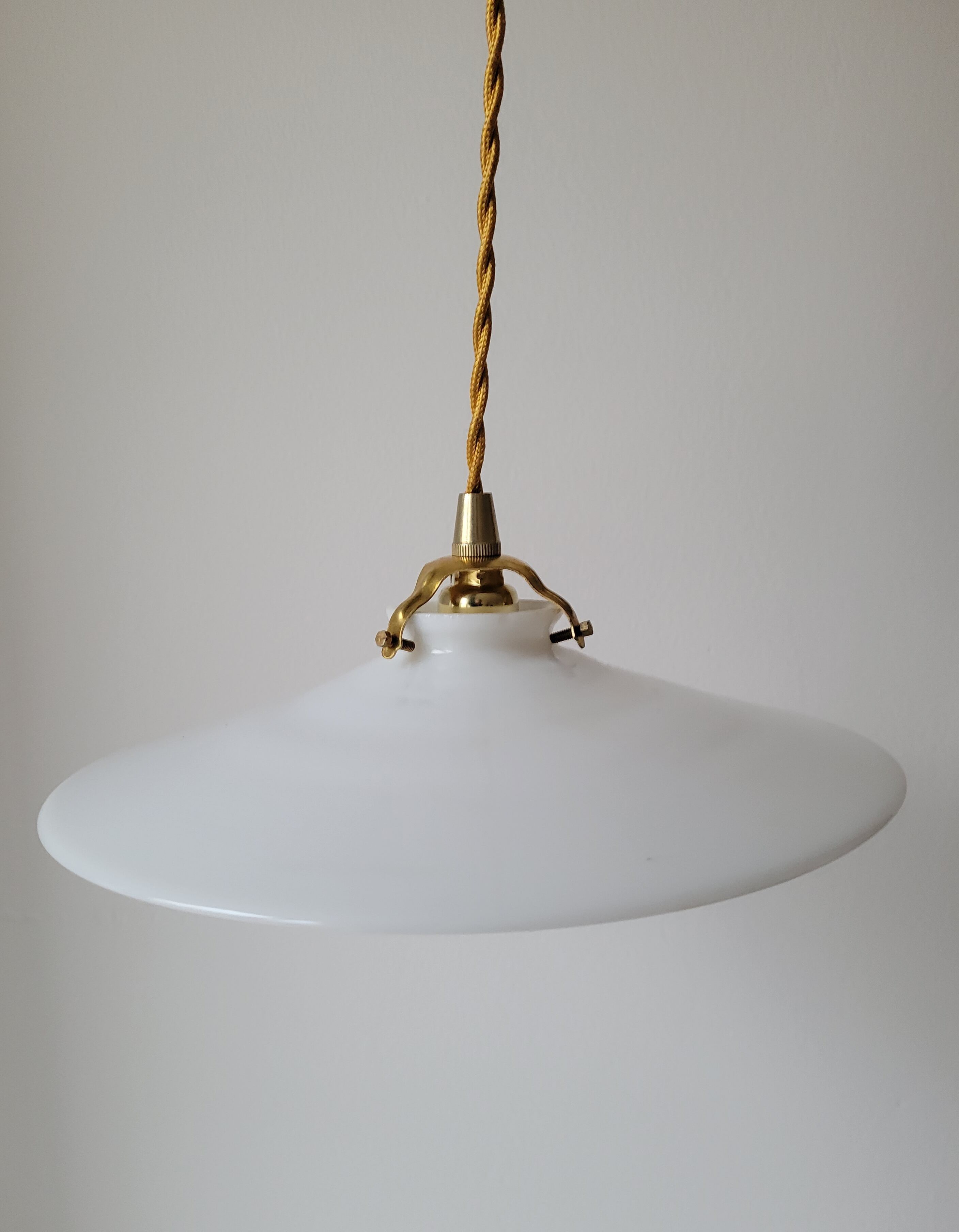 White opaline suspension