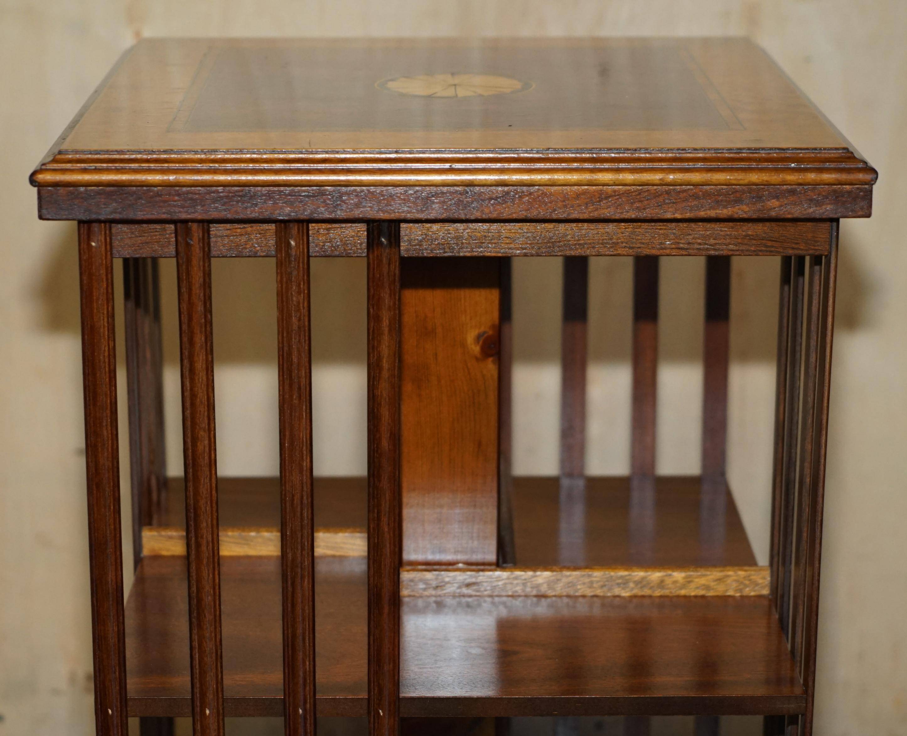 Table bibliothèque tournante Sheraton Revival en noyer et bois de satin