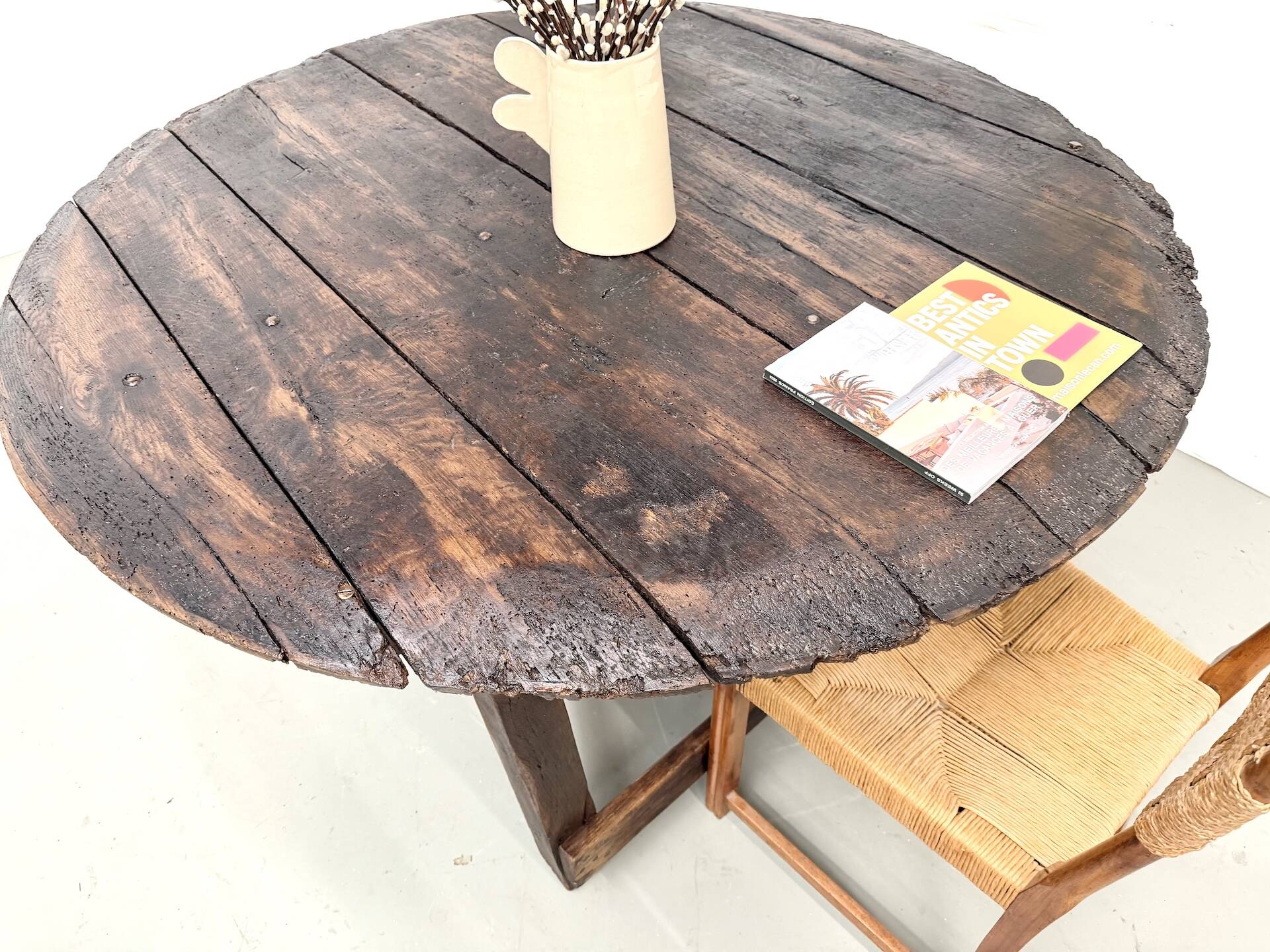 Round table in popular oak, circa 1880.