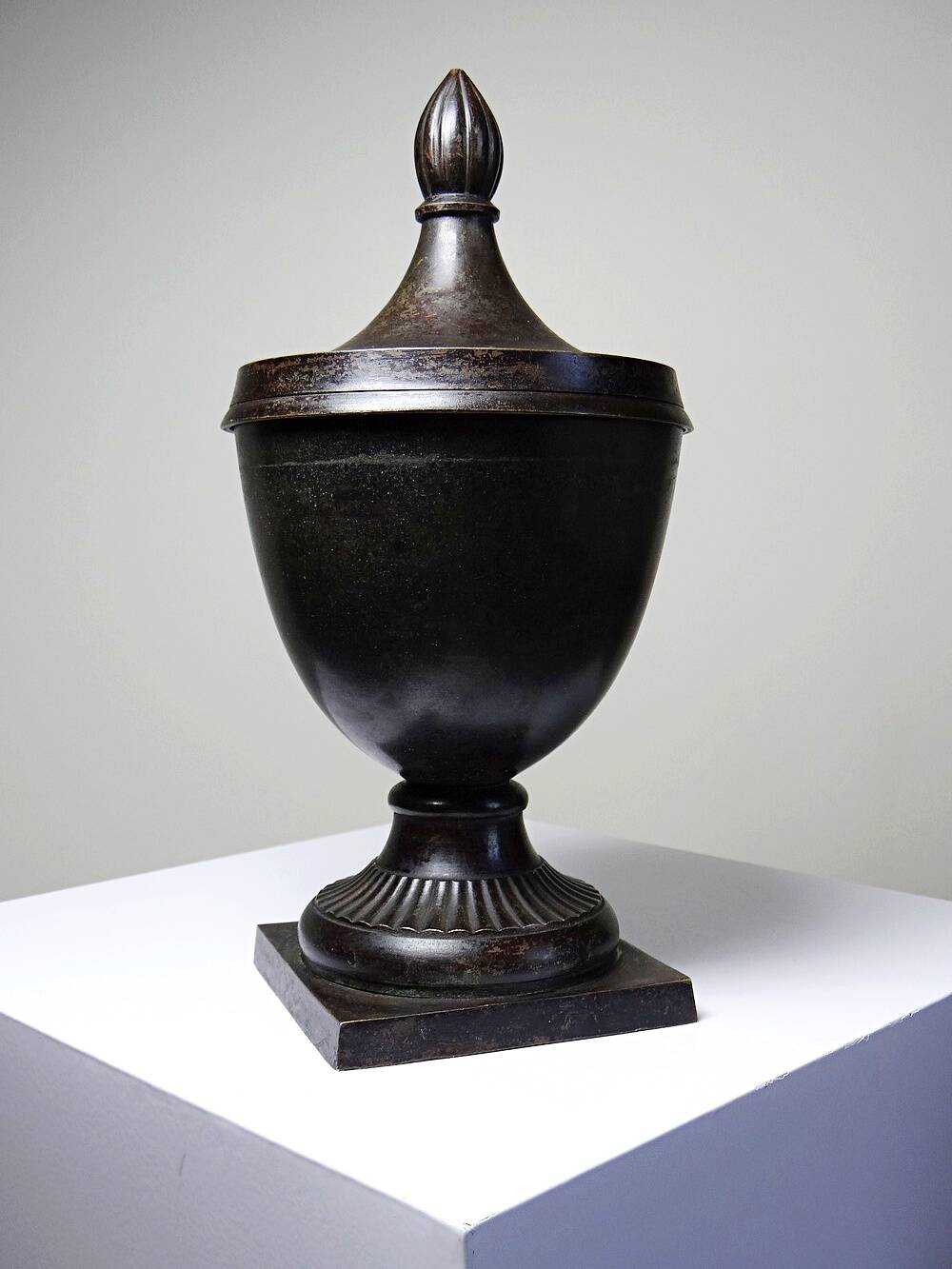 Covered cassolette in Empire style, patinated bronze, India, 1960s-1980s.