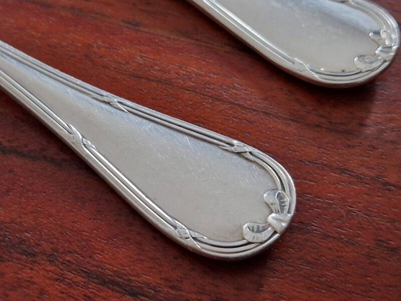Christofle - Set of 2 fish knives, Rubans croisés model, in silver-plated metal
