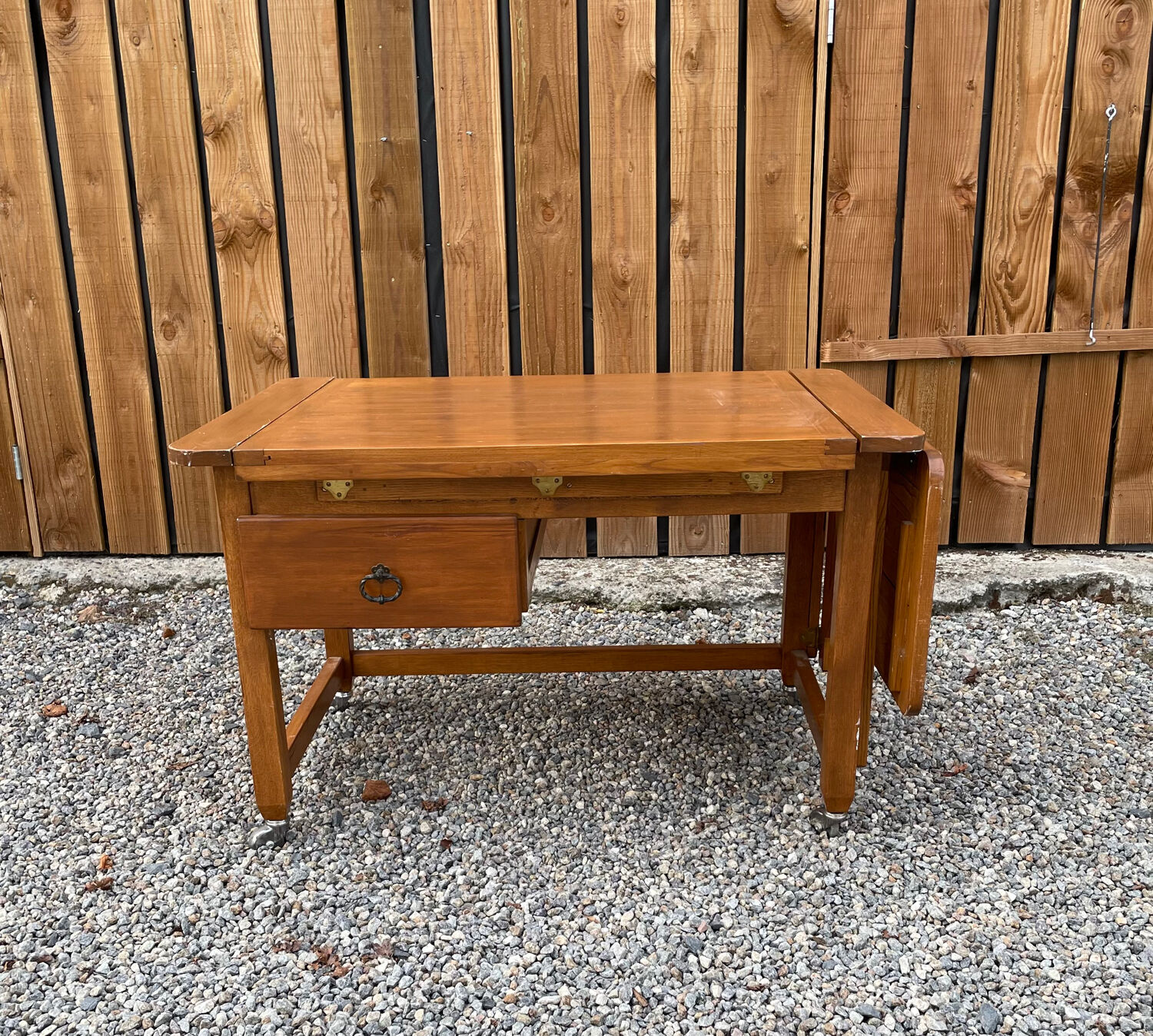Extendable wooden desk with drawer
