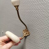 Patères en laiton et porcelaine blanche brute