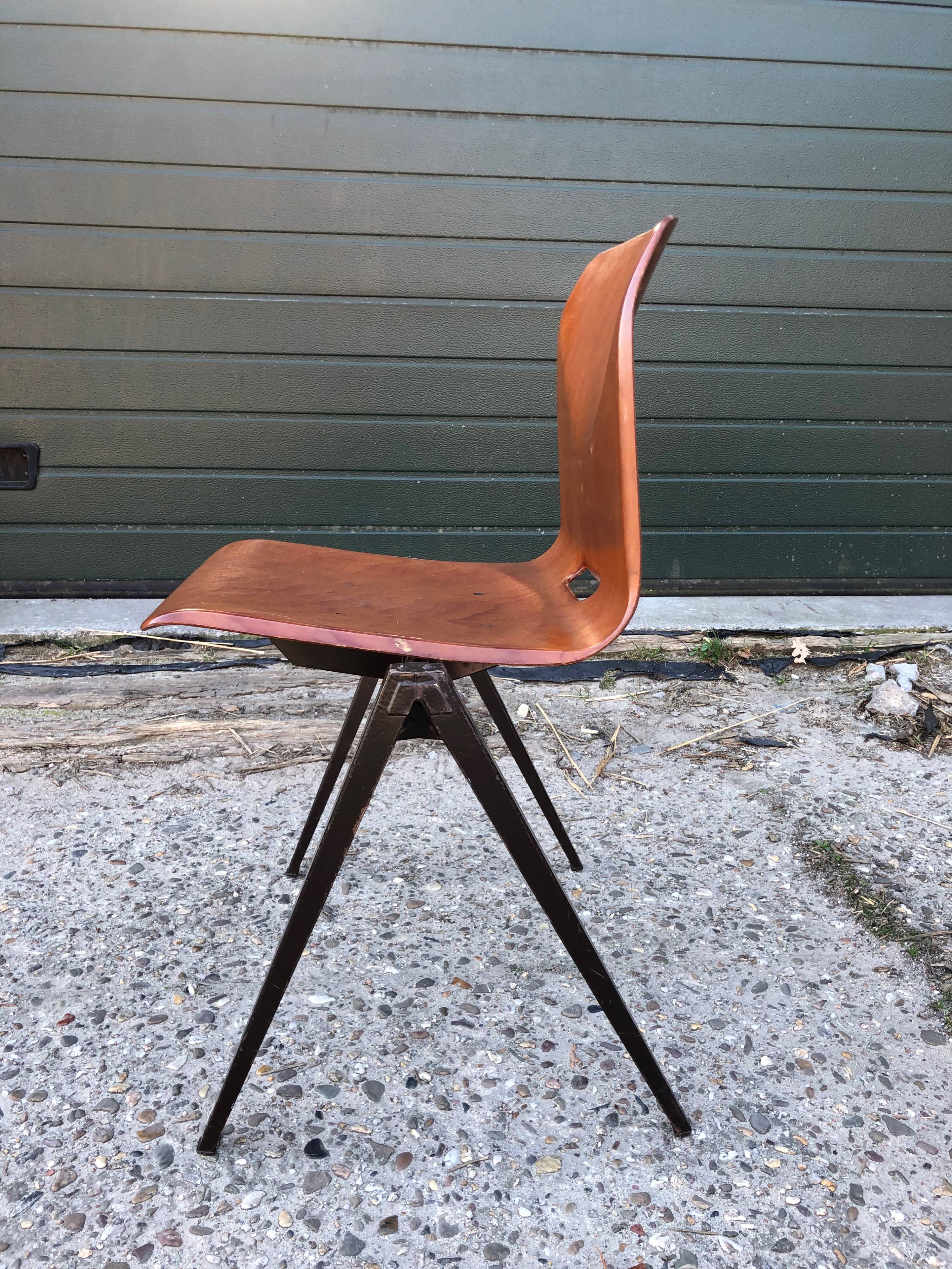 Stackable school Chair S22 de Pagholz Galvanitas