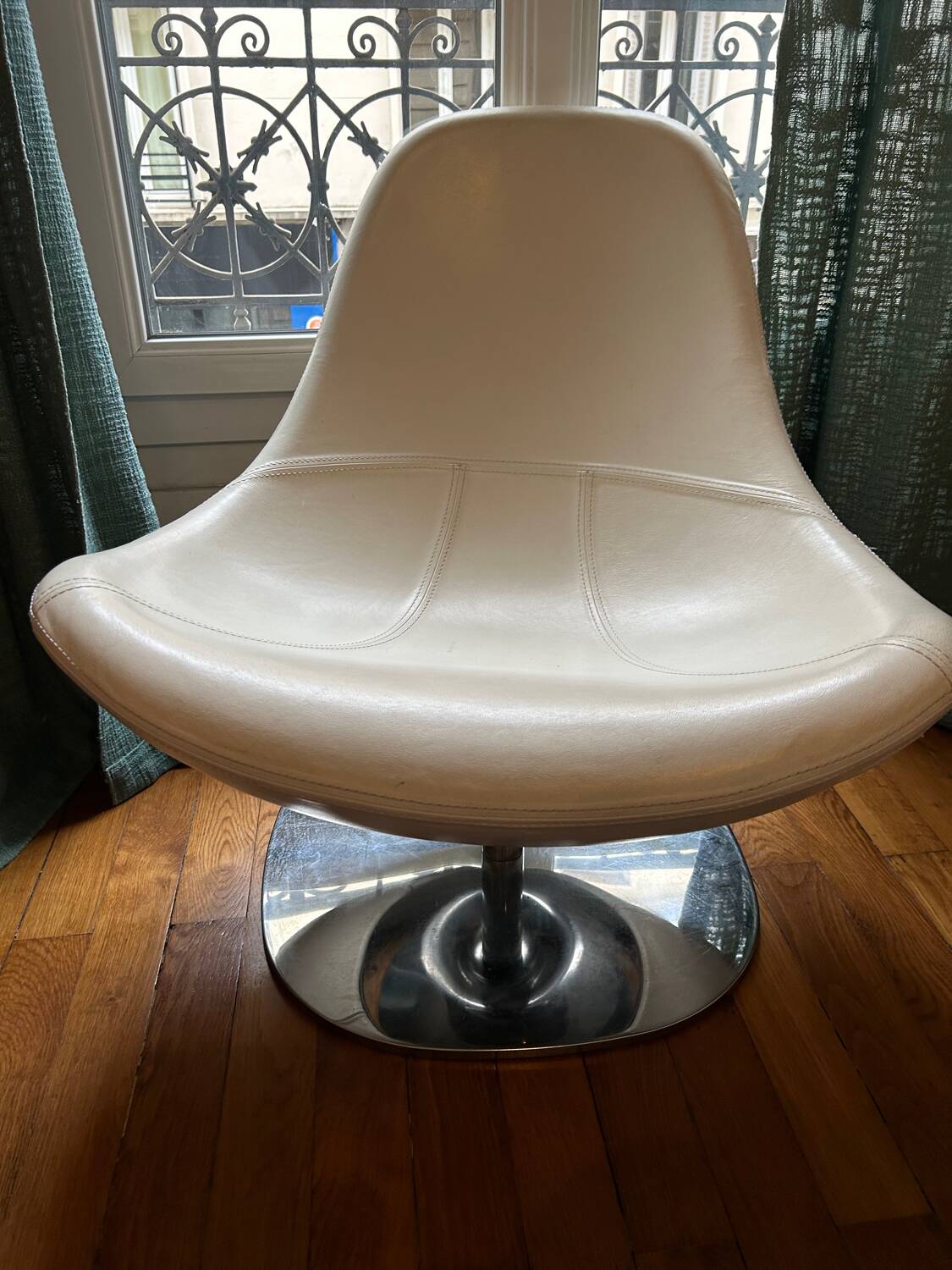 Fauteuil pivotant "egg tirup" de carl öjerstam ", cuir blanc