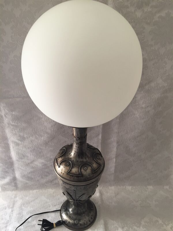 Lampe métal atypique style medieval globe opaline
