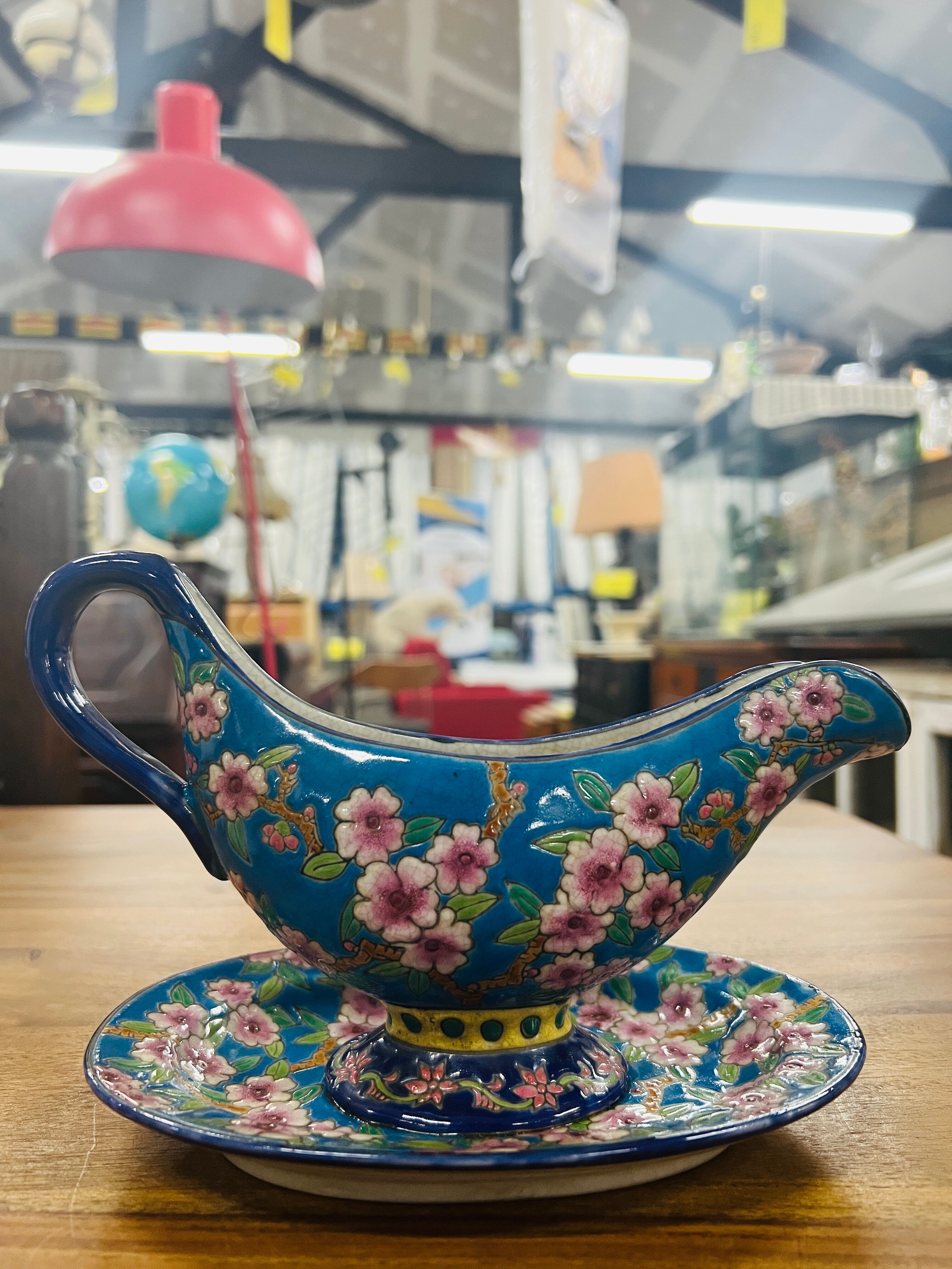 Antique saucière with support, Louvière