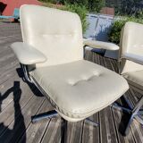 Paire de fauteuils pivotants simili crème