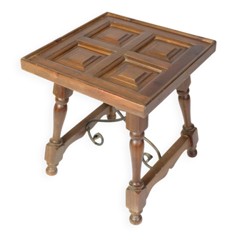 Table d'appoint en bois foncé avec pieds tournés et supports métalliques des années 1930