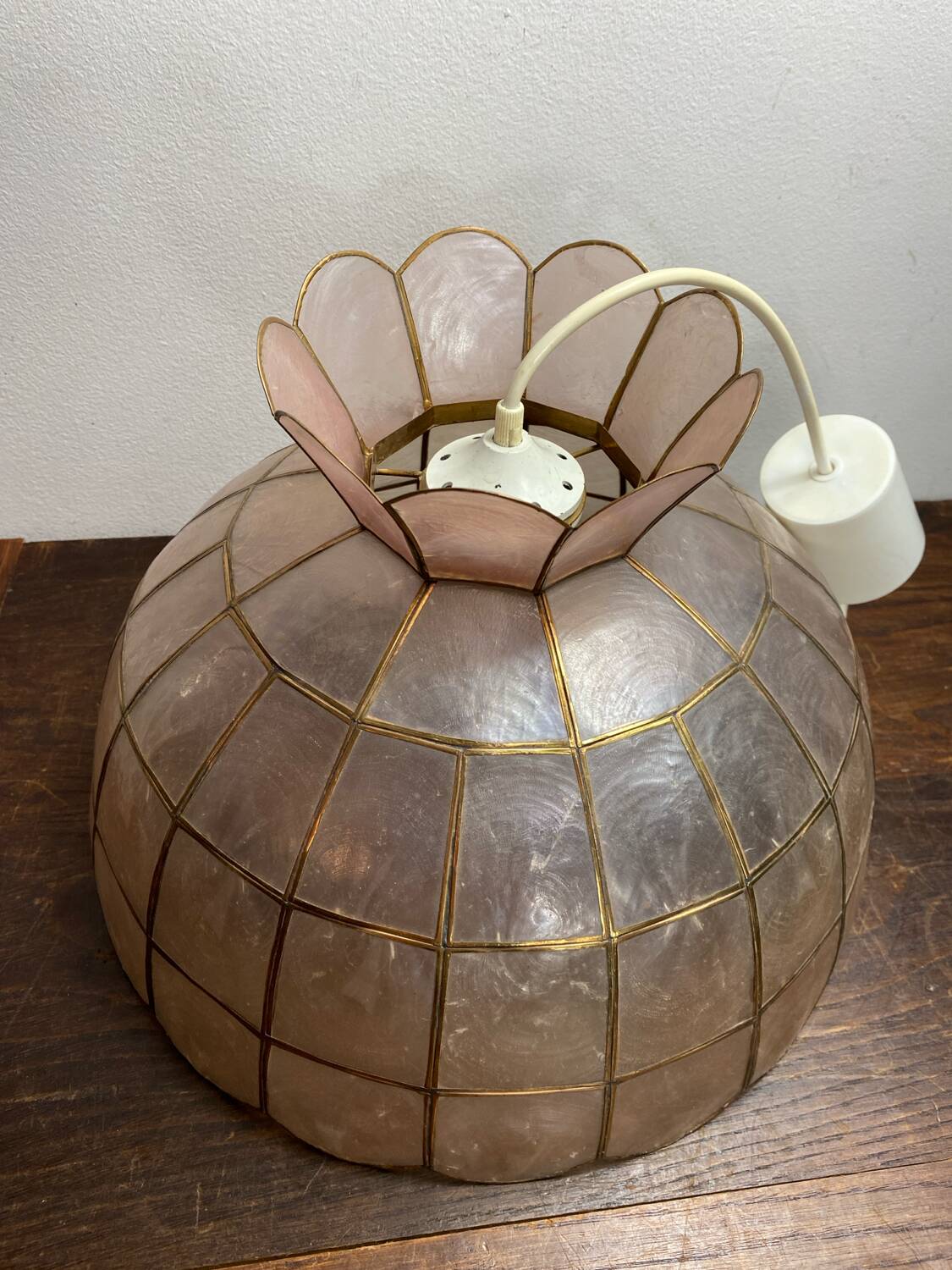 Suspension en nacre et laiton, années 70