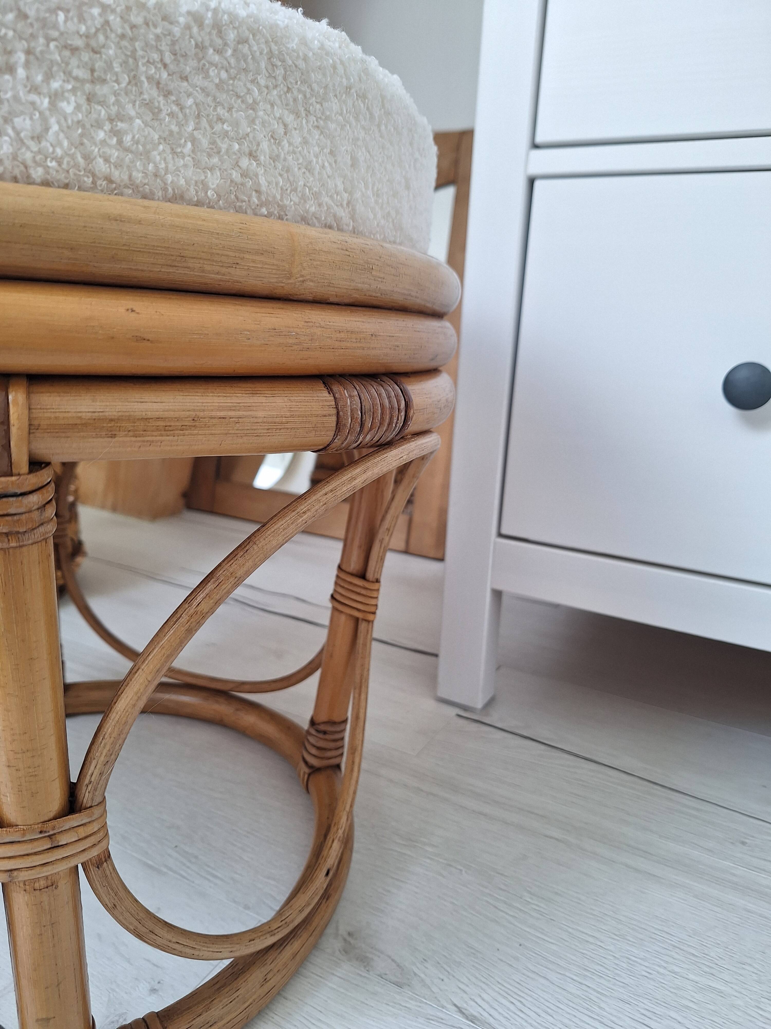 Pouf en rotin et tissu bouclette