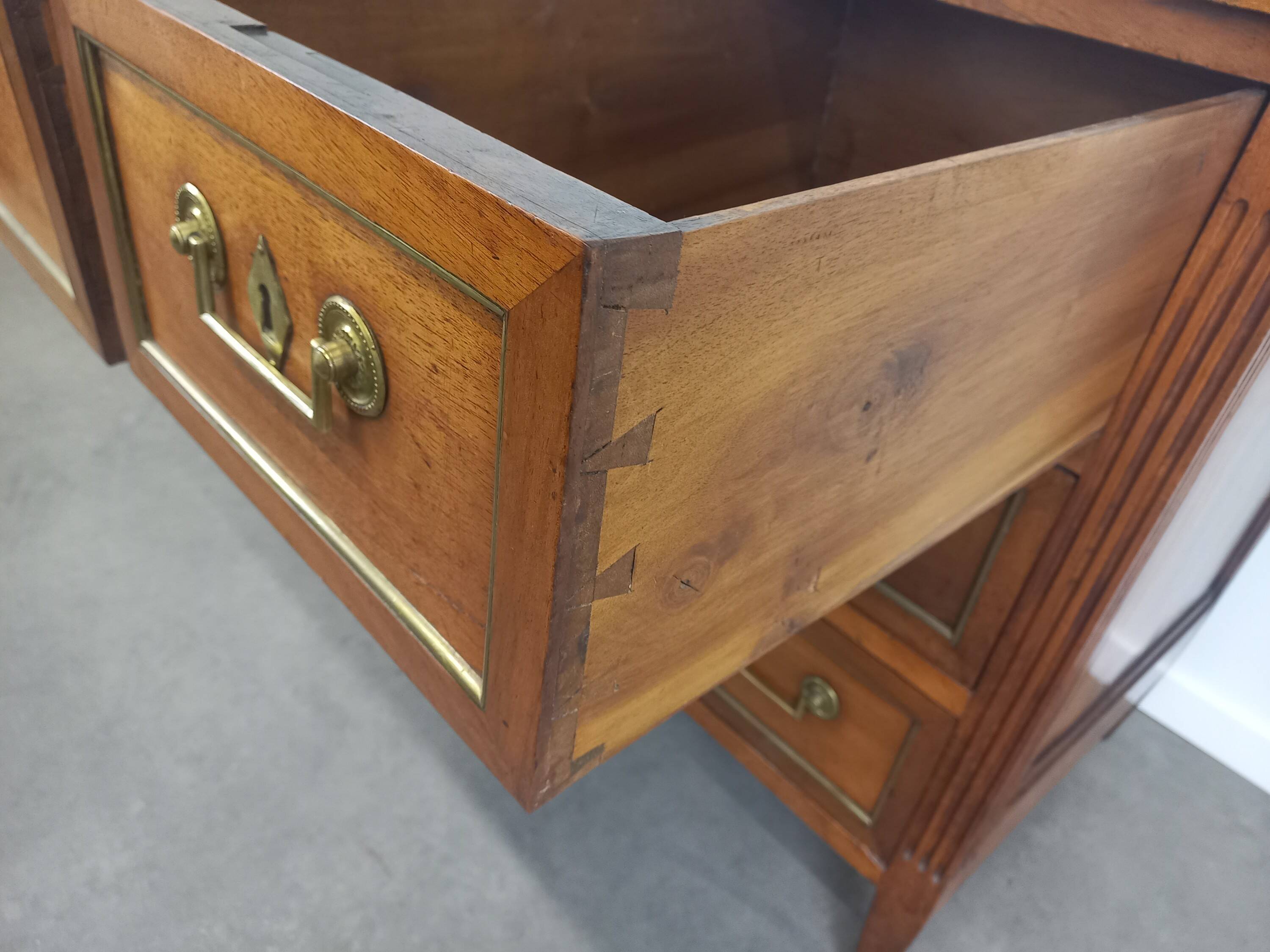 Commode Louis XVI en noyer