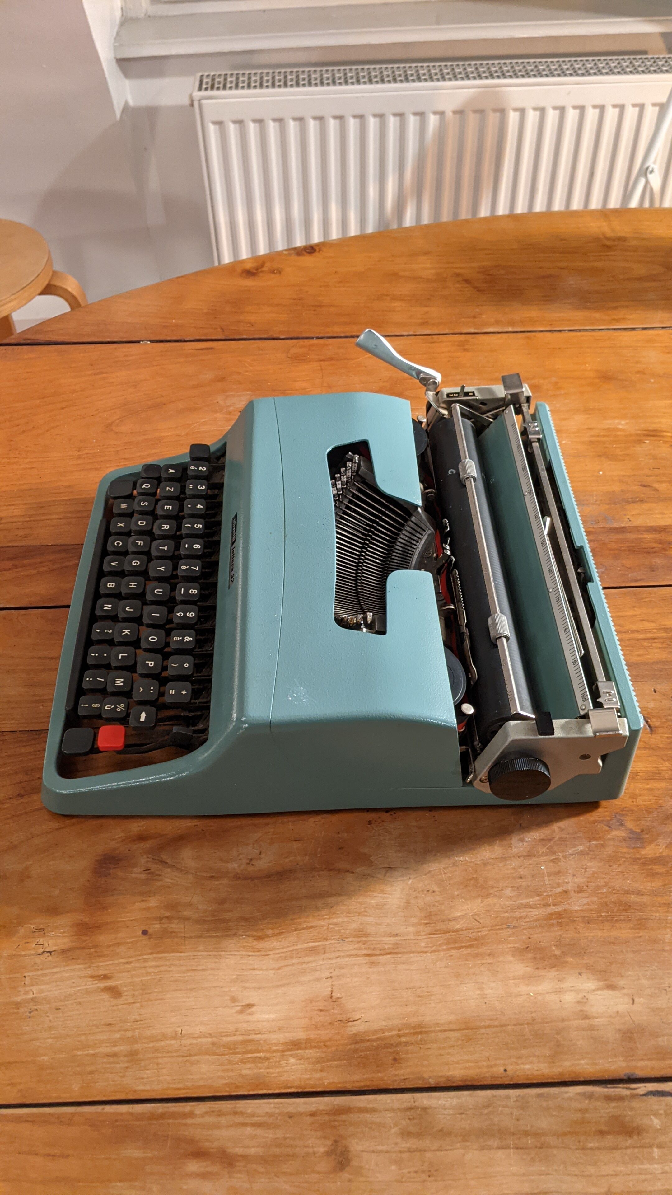 Typewriter Olivetti Lettera 32