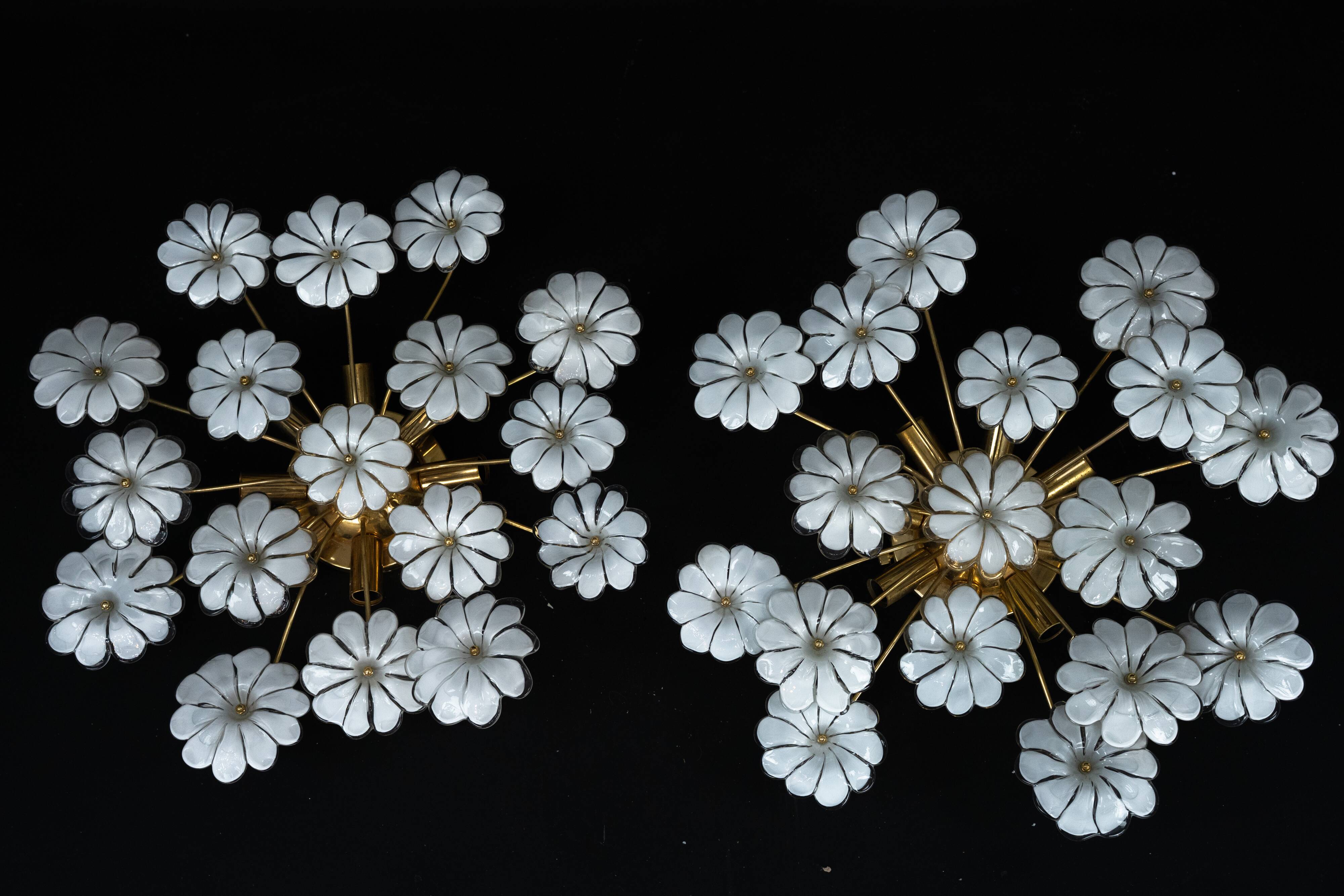Paire de lampes de plafond en verre de Murano à fleurs blanches. Italie, années 1980.