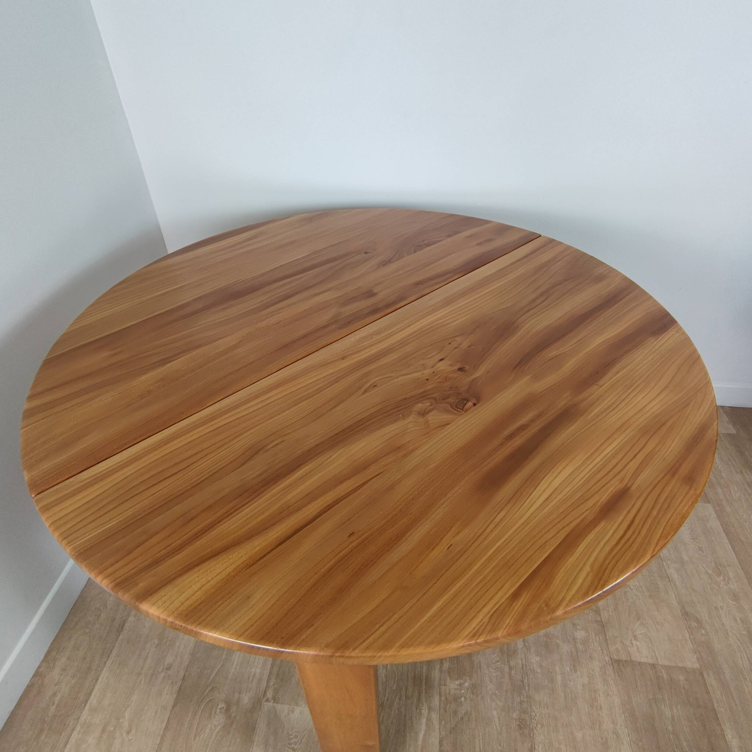 Round extendable elm table