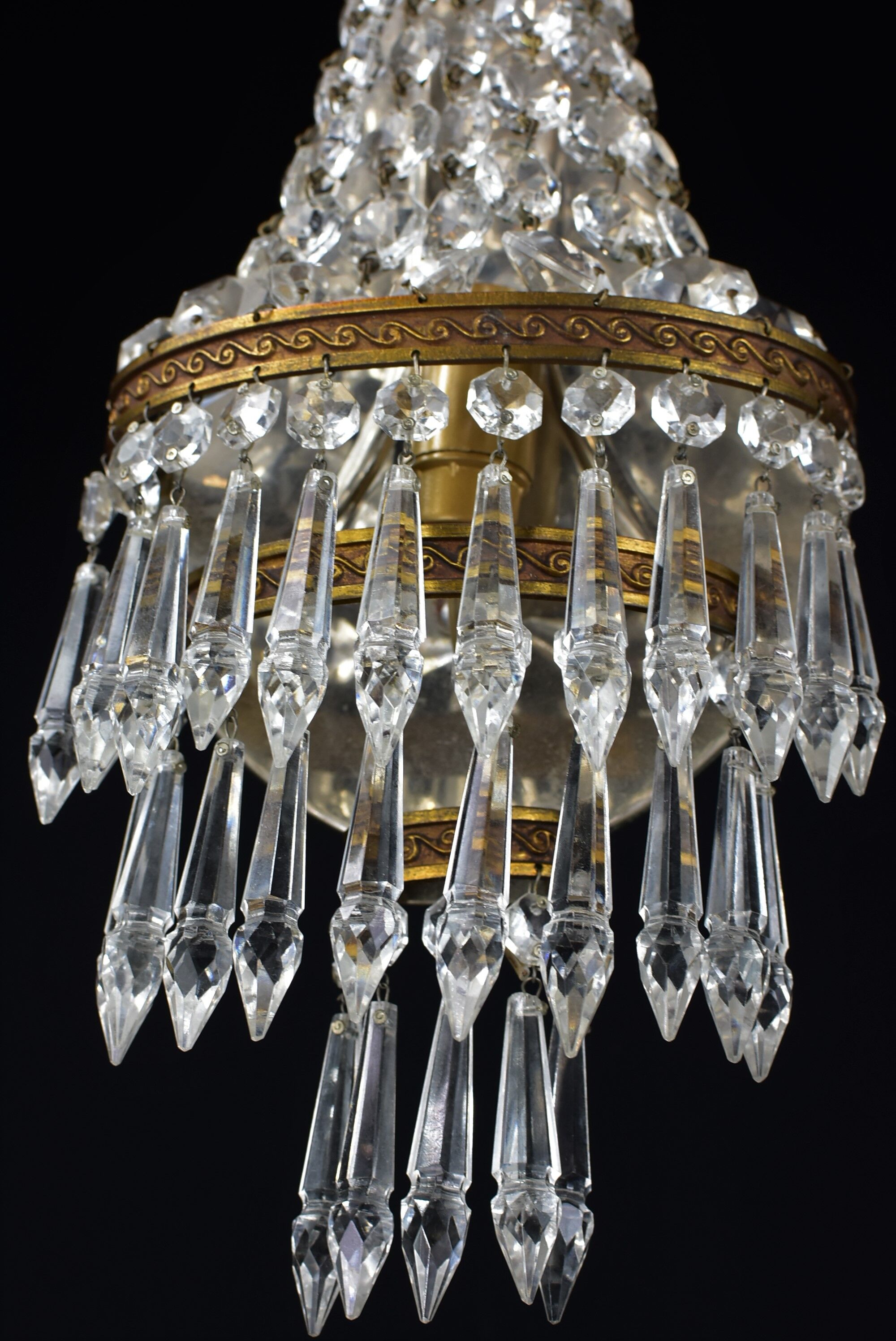 Applies glass tassels.