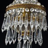 Applies glass tassels.