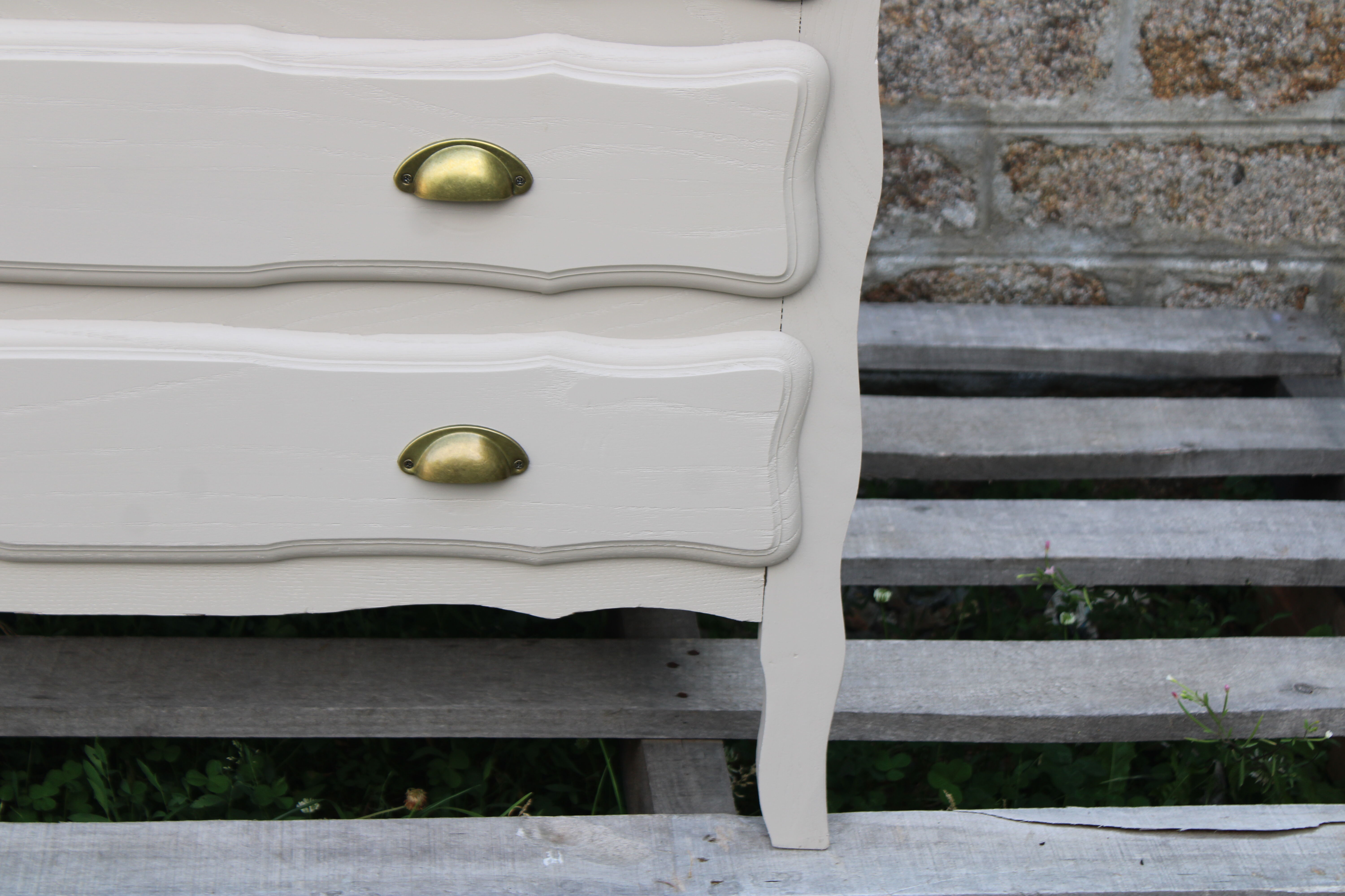 Commode vintage rénovée Greige Galuchat – Style campagne chic