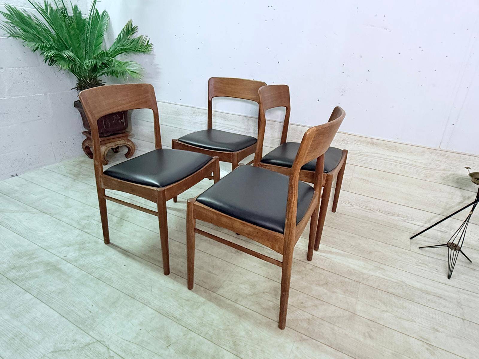 4 Chaises scandinaves Henning Kjaernulf