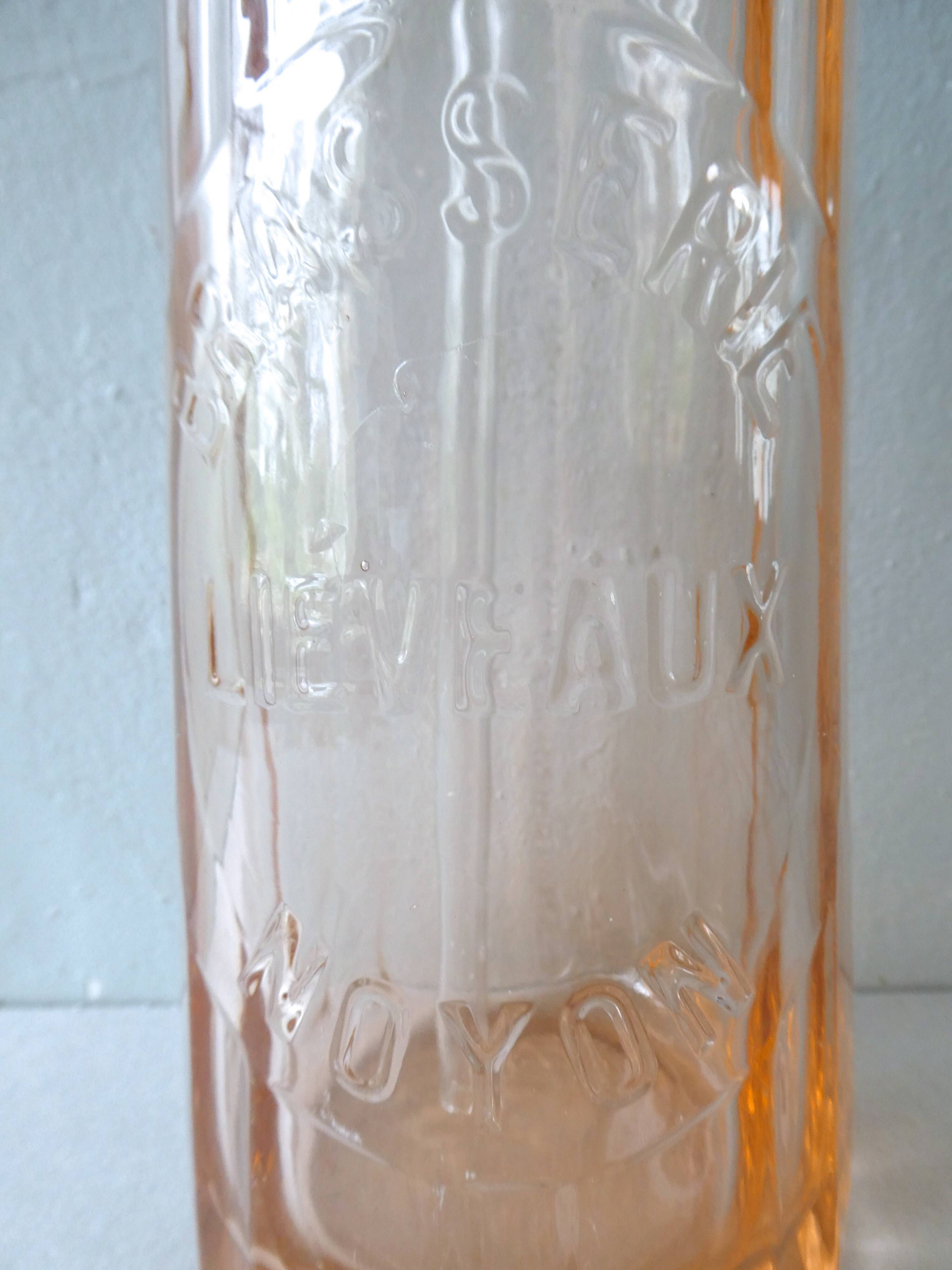 Siphon bouteille à eau de seltz, en verre rose, Lievaux à Noyon