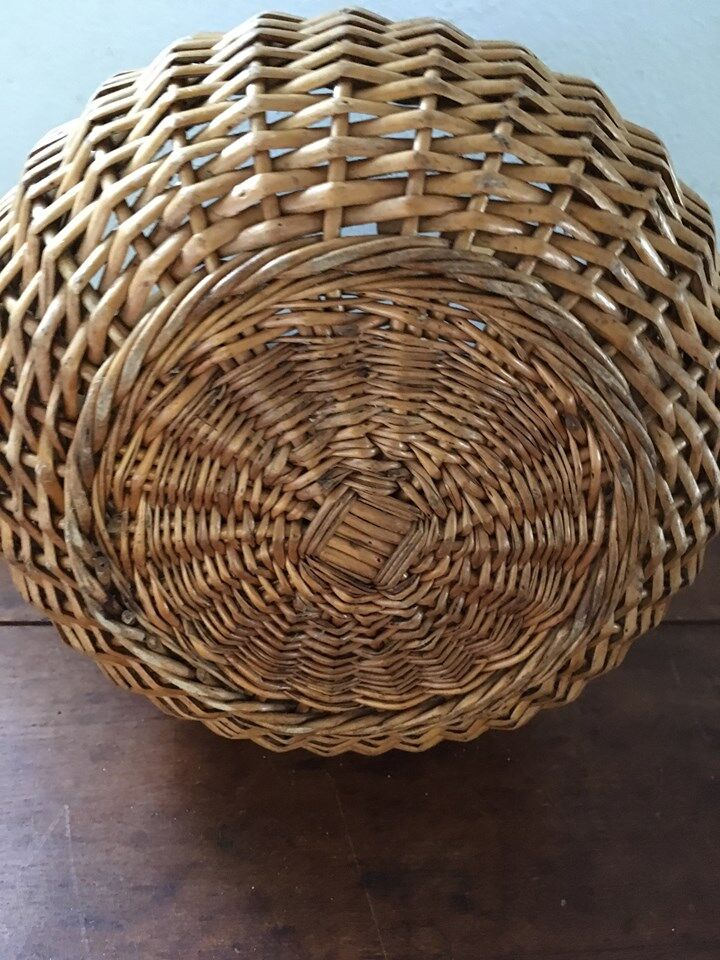 Round wicker basket
