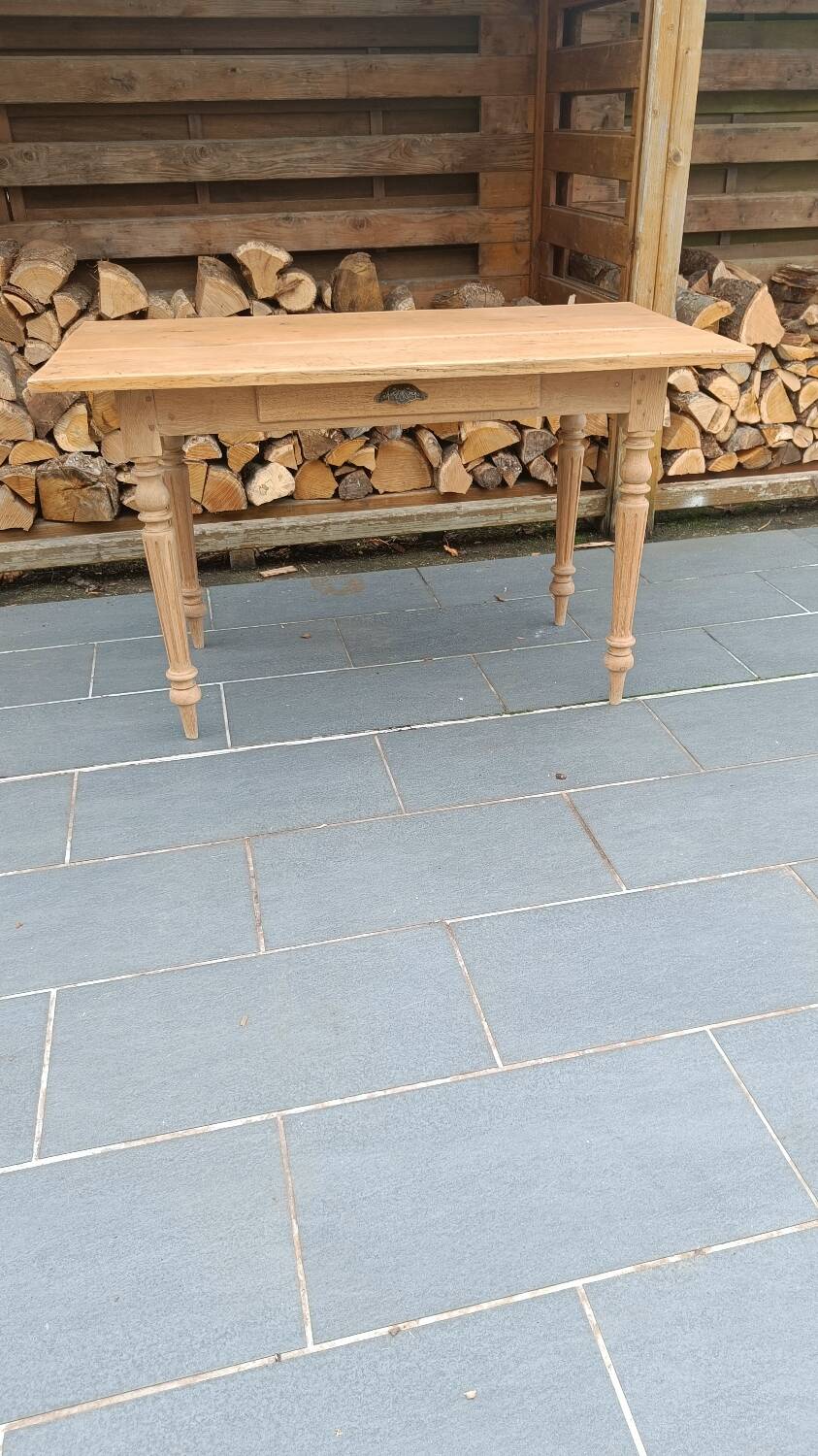 Antique light oak table with turned legs – chic country style